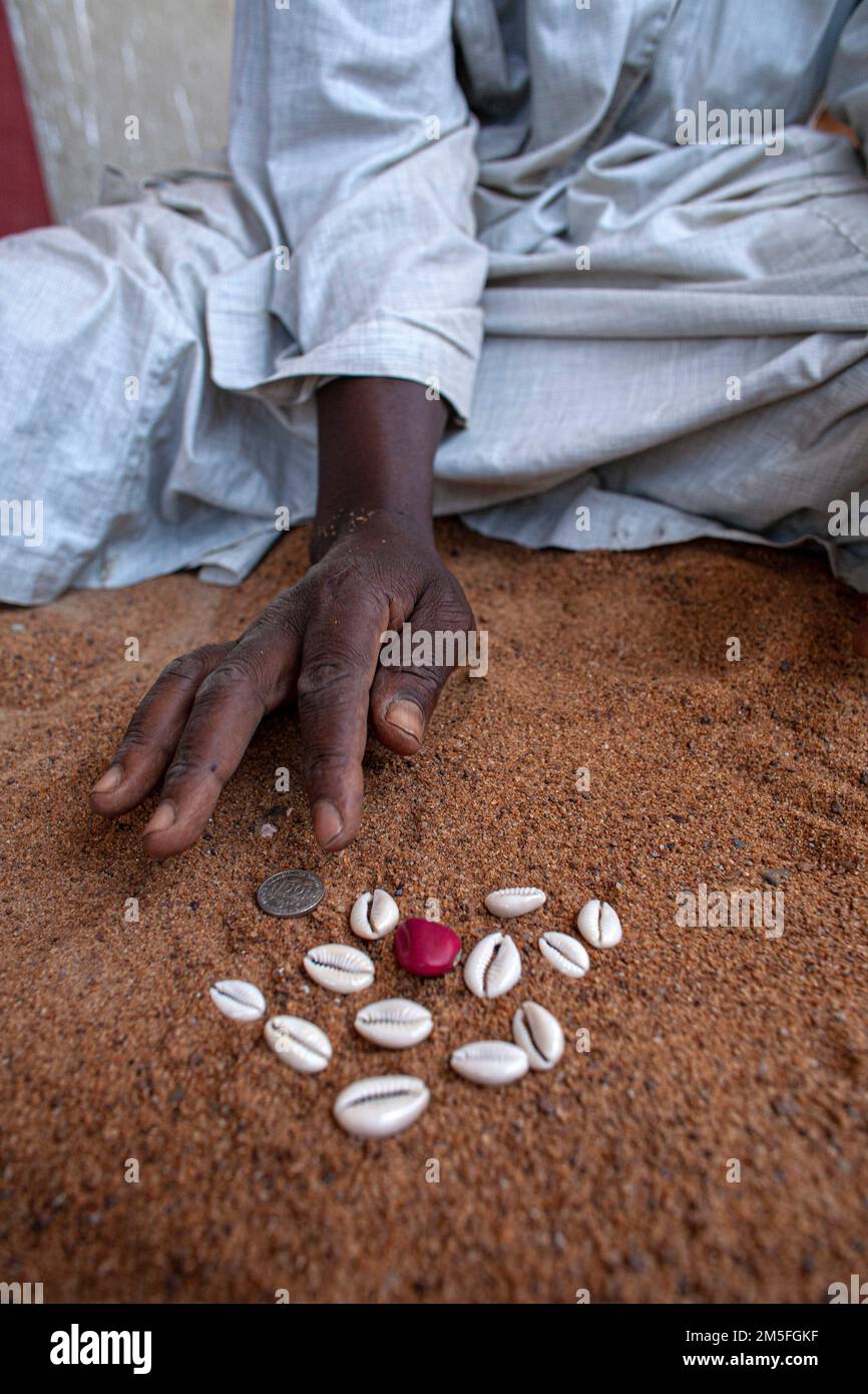 Les coquilles de cowrie font partie des rituels en Afrique. Les coquilles de cowrie sont devenues un outil populaire dans les cérémonies de divination. Banque D'Images