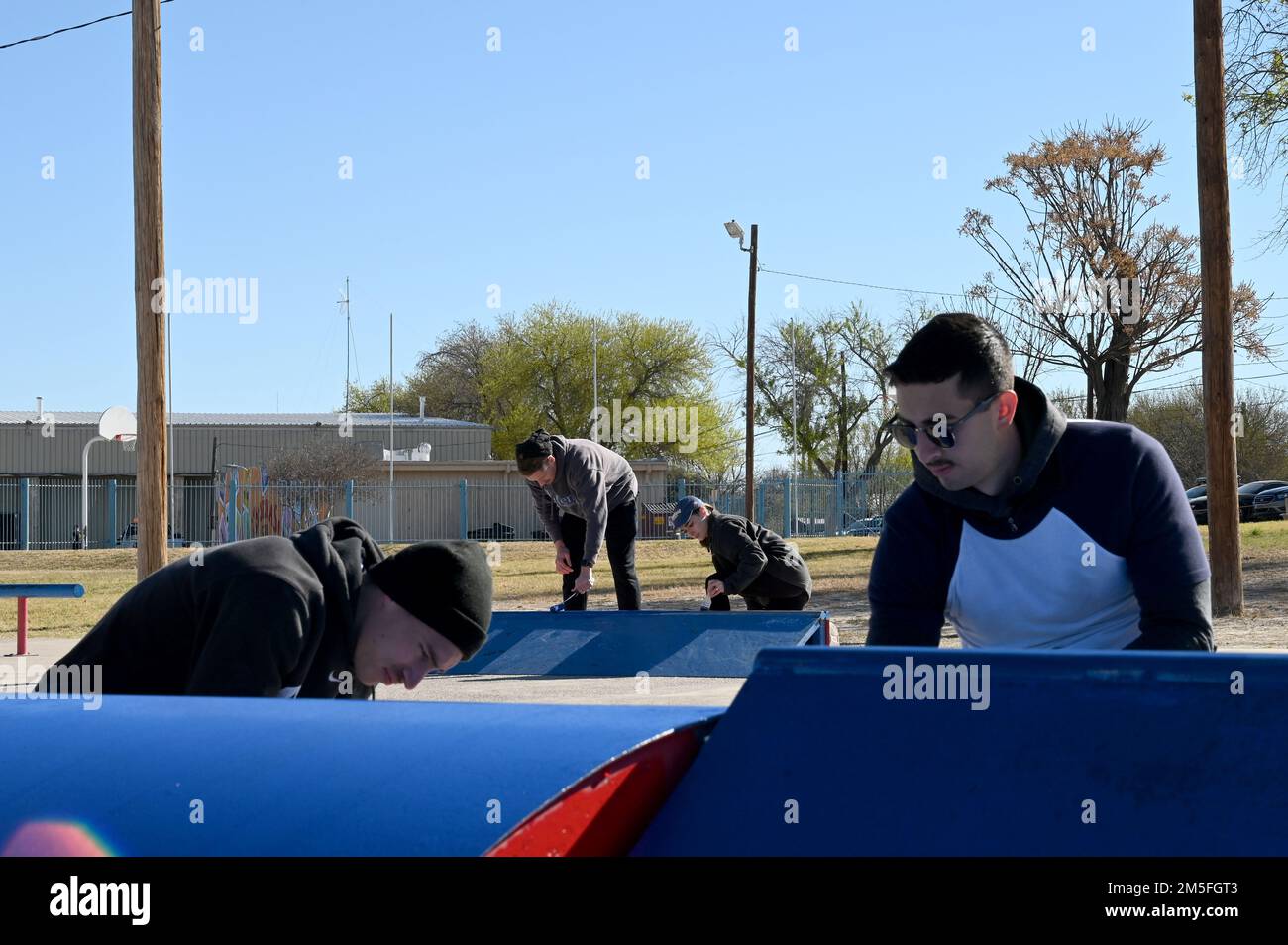 Des pilotes étudiants de l’escadron étudiant 47th de la base aérienne de Laughlin, au Texas, repeignent le parc à roulettes de l’amphithéâtre à Del Rio, au Texas, pendant la « JOURNÉE STUS serve » de 12 mars 2022. LA journée STUS Serve est consacrée à redonner à Del Rio et à la communauté locale, en présentant la reconnaissance de Laughlin pour leur soutien. Banque D'Images