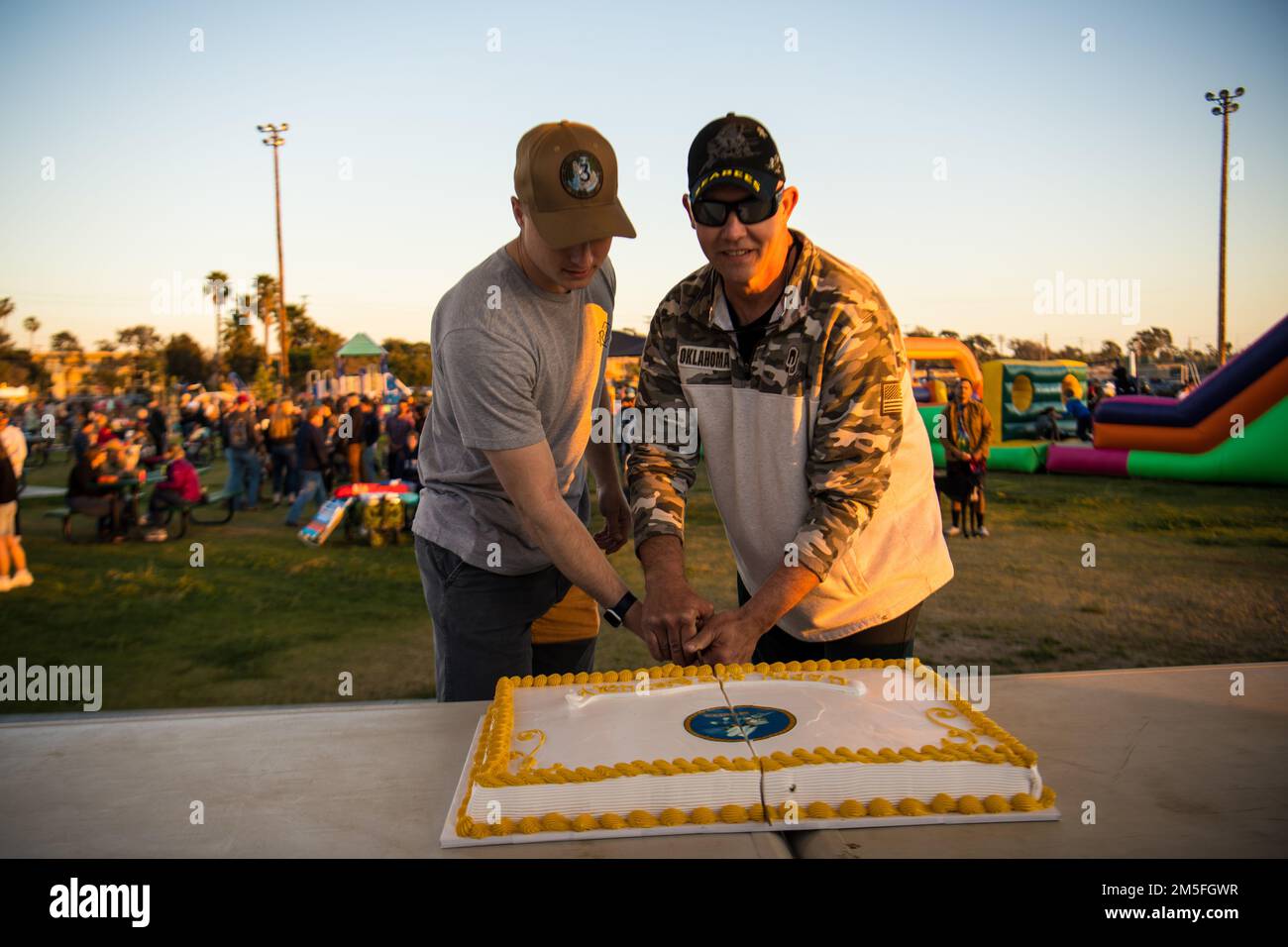 PORT HUENEME, Californie (12 mars 2022) - les Seabés affectés au Groupe de construction navale (NCG) 1, ainsi que ses commandements de composante, célèbrent l'anniversaire 80th des Seabés au parc Stingers, sur la base navale du comté de Ventura. États-Unis Les marins de la Marine avec le NCG 1 s'entraînent sur la construction de haute qualité, la logistique expéditionnaire et les opérations de combat pour exécuter des projets de construction et d'ingénierie pour les opérations de combat majeures, les interventions en cas de catastrophe et l'aide humanitaire. Banque D'Images