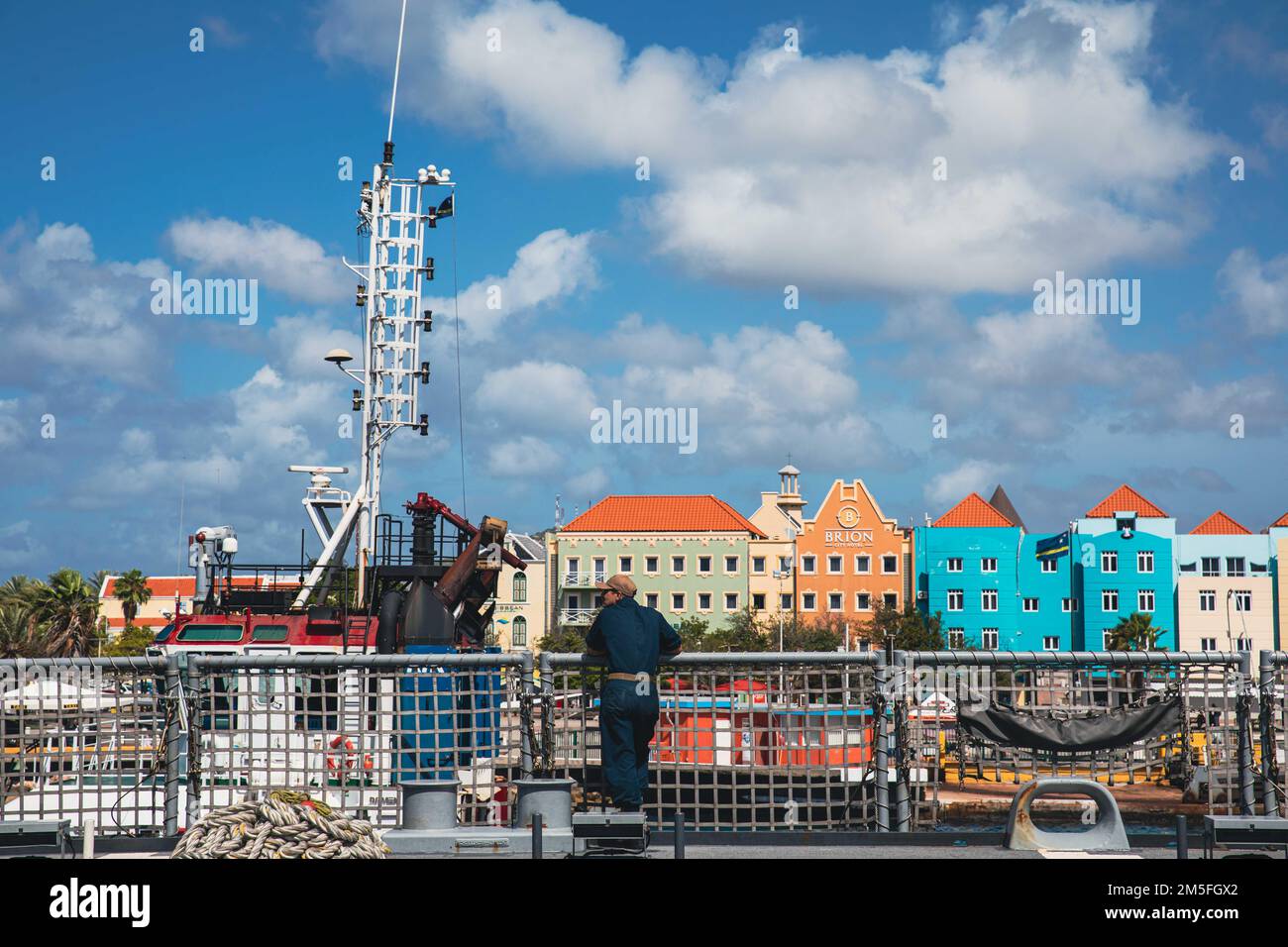 220312-N-GF955-1015 WILLEMSTAD, Curaçao - (12 mars 2022) -- le chef de la lutte contre les incendies Michael Skow affecté au navire de combat littoral variante liberté USS Billings (LCS 15) observe le départ du navire Willemstad, Curaçao, 12 mars 2022. Billings est déployé dans la zone d’opérations de la flotte américaine 4th afin d’appuyer la mission de la Force opérationnelle interagences conjointe Sud, qui comprend des missions de lutte contre le trafic de drogues illicites dans les Caraïbes et le Pacifique oriental. Banque D'Images