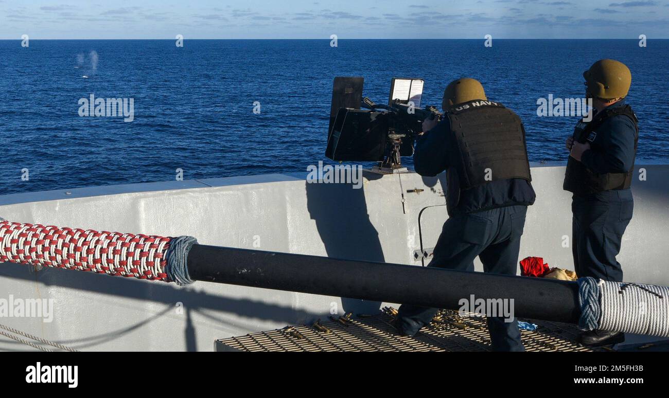 OCÉAN PACIFIQUE (12 mars 2022) Boatswain’s Mate 3rd classe Anthony Malacane, d’Auburndale, Floride, tire une mitrailleuse de calibre .50 du navire de quai de transport amphibie USS John P. Murtha (LPD 26) au cours d’un exercice d’incendie en direct, à 12 mars. John P. Murtha mène actuellement des opérations de routine dans la flotte américaine 3rd. Banque D'Images