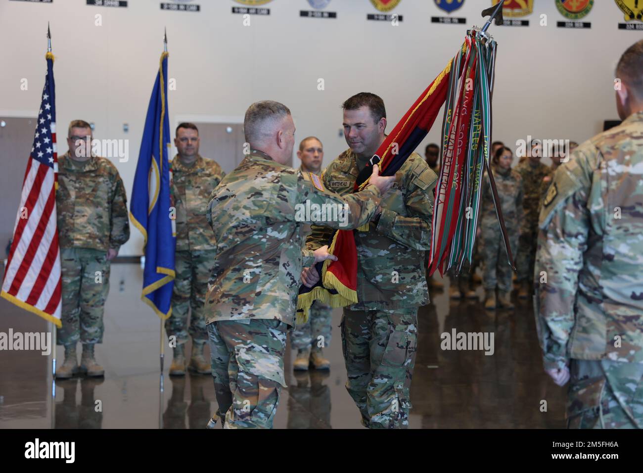 Entrant commandant général de la division d'infanterie Red Bull de 34th, Brig. Le général Charles Kemper passe les couleurs de la division au Sgt. Maj. Stephen Whitehead. Le passage des couleurs représente une continuation de la confiance et signifie une allégeance des soldats à leur nouveau commandant. Une cérémonie de passation de commandement pour la division d'infanterie de Red Bull de 34th a eu lieu, à leur quartier général à Arden Hills, Minnesota, sur 12 mars 2022. Le général commandant sortant, le général de division Michael Wickman, a abandonné le commandement au commandant entrant, Brig. Général Charles Kemper. (É.-U. Photos de la Garde nationale par Banque D'Images