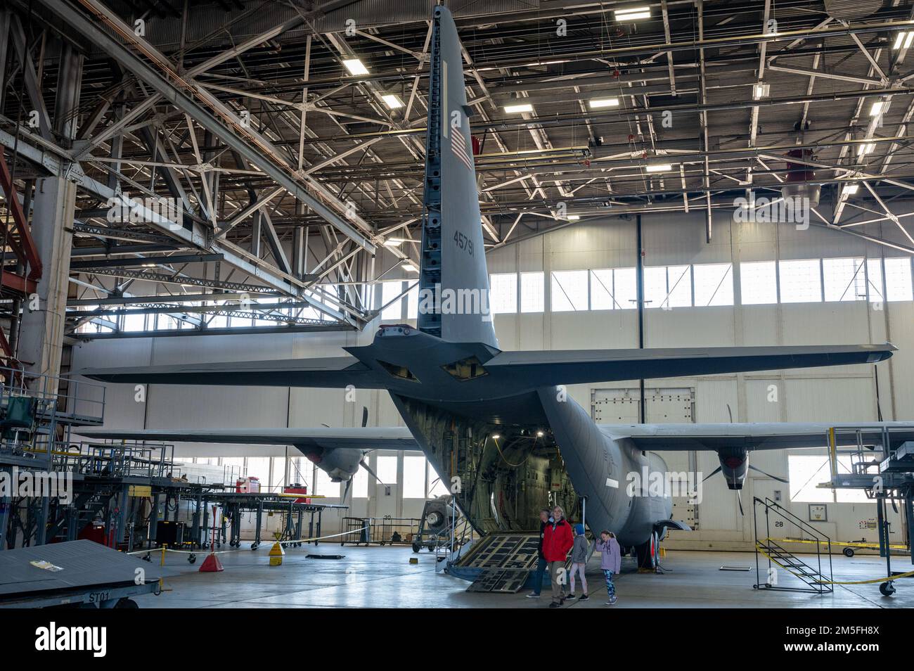 Un C-130J Super Hercules est installé dans un hangar à la base aérienne de Little Rock, Arkansas, 12 mars 2022. Les conjoints militaires et leurs familles ont eu l'occasion de faire une tournée du C-130J pendant l'événement et de participer à un vol d'orientation à bord de l'avion. Banque D'Images