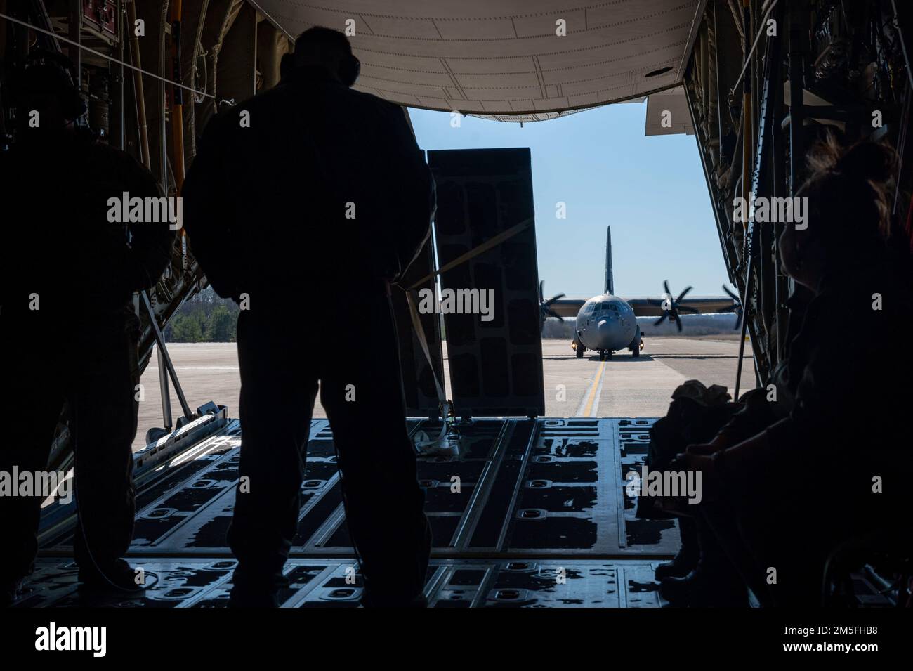 Un C-130J Super Hercules taxi le long de la ligne aérienne pendant un événement de jour de conjoint à la base aérienne de Little Rock, Arkansas, 12 mars 2022. Les conjoints militaires et leurs familles ont eu l'occasion de faire une tournée du C-130J pendant l'événement et de participer à un vol d'orientation à bord de l'avion. Banque D'Images