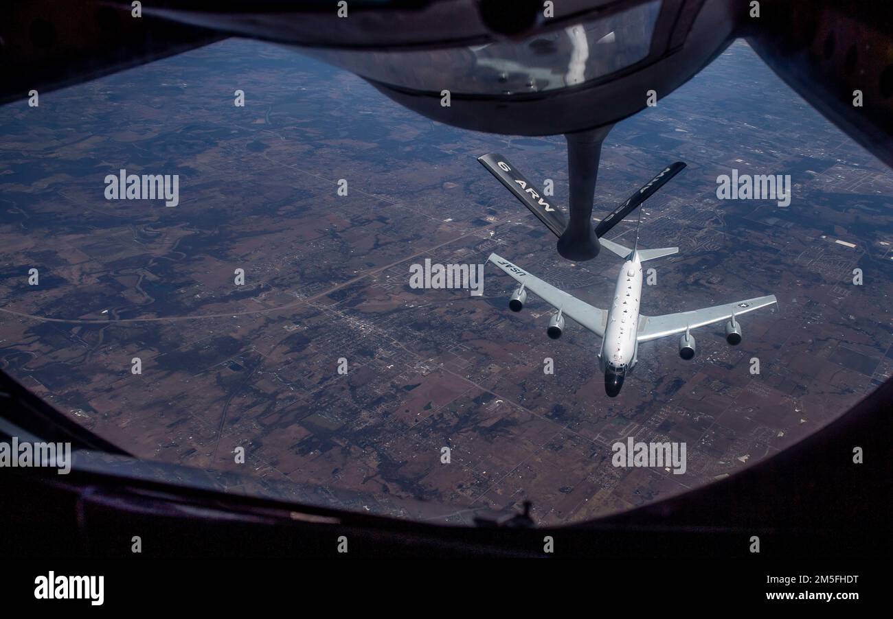 Un joint de rivet RC-135, affecté à la base aérienne de Offutt, Nebraska, descend après avoir reçu du carburant d'un KC-135 Stratotanker affecté à la base aérienne de MacDill, Floride, au-dessus du sud-est des États-Unis, au 12 mars 2022. Le RC-135 est capable de recueillir des informations de renseignement en temps réel sur les lieux dans le monde entier. Banque D'Images