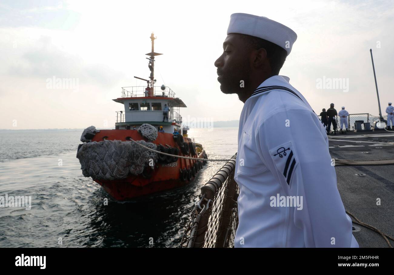 TRINCOMALEE, SRI LANKA (13 mars 2022) technicien Sonar (systèmes) 3rd classe Hasan Gaines, de San Diego, a les mains sur la boule de foc du destroyer à missiles guidés de la classe Arleigh Burke USS Fitzgerald (DDG 62). Fitzgerald est sur un déploiement prévu dans la zone d'exploitation de la flotte américaine 7th afin d'améliorer l'interopérabilité avec les alliances et les partenariats tout en servant de force de réaction prête à l'emploi pour soutenir une région libre et ouverte d'Indo-Pacifique. Banque D'Images