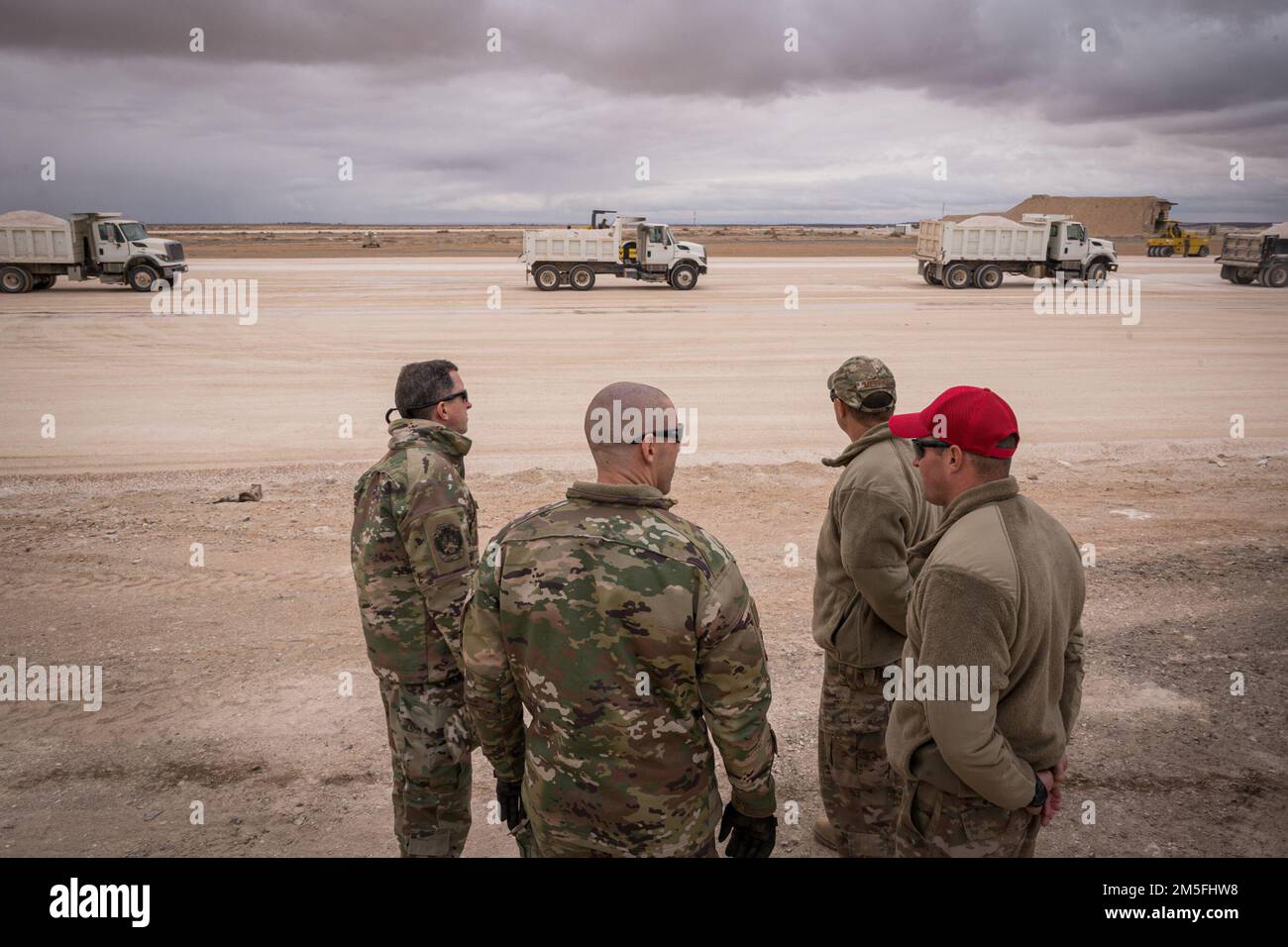 ÉTATS-UNIS Sergent-chef de la Force aérienne Joseph Meehan, 577th, Escadron DE BOEUF expéditionnaire et Tech. Le Sgt James Gasbarro, 557th Escadron expéditionnaire DE CHEVAUX ROUGES, les gestionnaires de projet de dépassement, Gun Brig. Le général Christopher Sage, commandant de l'escadre expéditionnaire de l'air 332D, et le Sgt. Sean Milligan, chef de commandement de l'AEW 332D, un aperçu du travail effectué pour agrandir la piste actuelle à un endroit non divulgué en Asie du Sud-Ouest, au 12 mars 2022. Banque D'Images