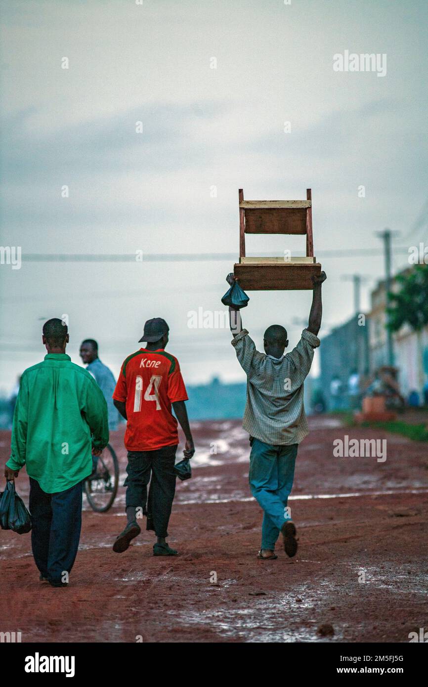 Mali, ville de Sikasso, Man porte des meubles Banque D'Images