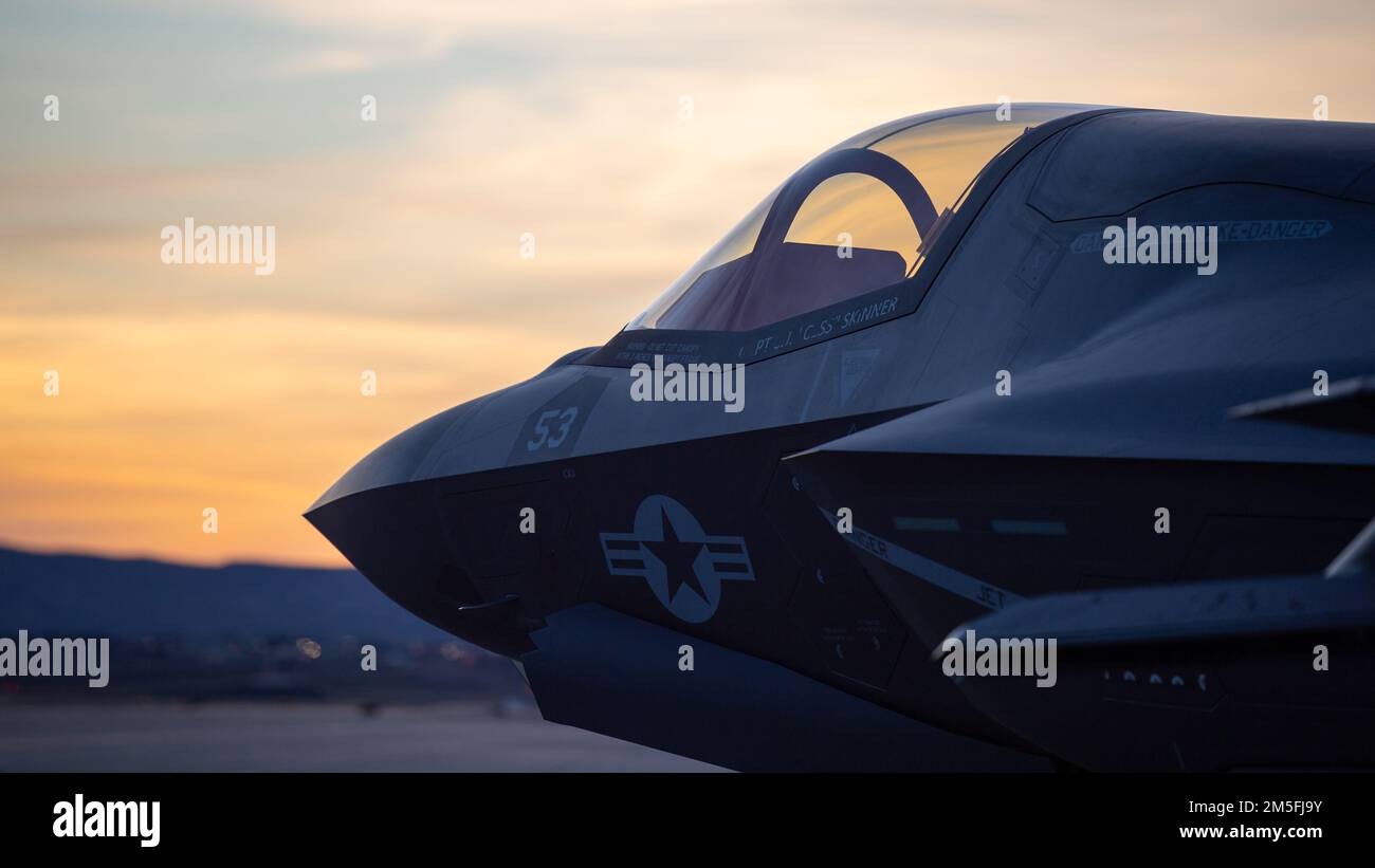 F-35B Lightning IIS, des États-Unis Corps maritime escadron d'essai et d'évaluation opérationnels maritimes un (VMX-1), assis sur la ligne aérienne à Gowen Field, Boise, Idaho, 12 mars 2022. L’avion était à Boise pour s’entraîner avec des pilotes du 190th Escadron de chasseurs de la Garde nationale aérienne de l’Idaho. Banque D'Images