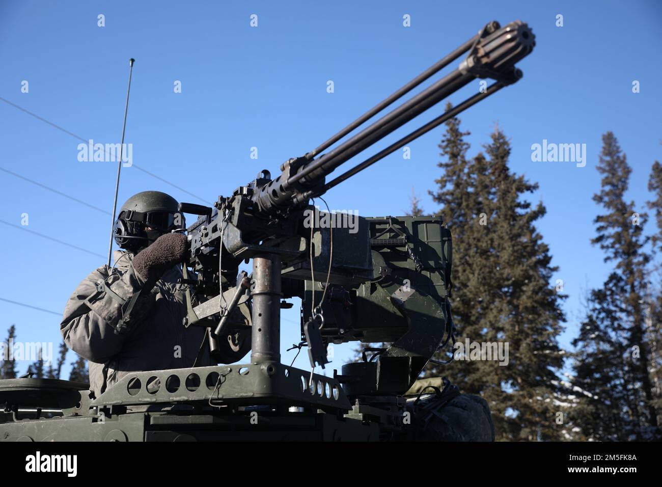 ÉTATS-UNIS Austin Hengst, le CPS de l'armée, est un tireur de machines à fort Greely, Ak on 13 mars 2022. Le joint Pacific multinational Readiness Centre 22-02 est le premier centre régional d'entraînement au combat en rotation en Alaska, qui se concentre sur les opérations de combat à grande échelle (LSCO) et est un événement d'entraînement par temps froid qui comprend un exercice d'entraînement de situation (STX). Banque D'Images