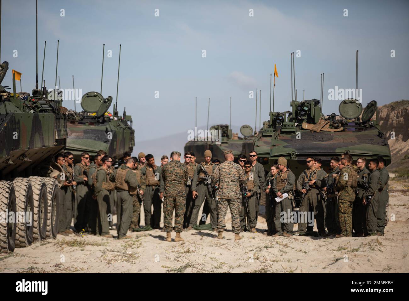 ÉTATS-UNIS Marines avec 3D Bataillon d'assaut des amphibiens, 1st Division marine, reçoit un compte rendu après une évolution réussie de l'entraînement au camp de base du corps marin Pendleton, Californie, 13 mars 2022. La démonstration de la compétence dans les opérations de niveau peloton marque la prochaine étape dans la certification des membres d'équipage de l'ACV et de leurs véhicules pour un déploiement mondial. Banque D'Images