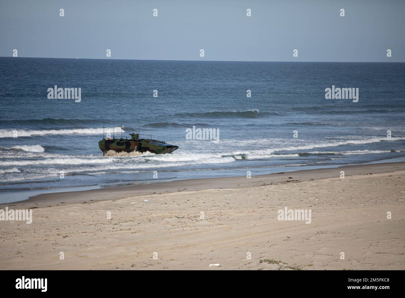 A ÉTATS-UNIS Le véhicule de combat amphibie du corps maritime (VCA) avec 3D Bataillon d'assaut des amphibiens, 1st Division marine, atterrit sur la rive pendant une évolution d'entraînement au camp de base du corps marin Pendleton, Californie, 13 mars 2022. Faire preuve de compétence dans les opérations de niveau peloton marque la prochaine étape dans la certification des membres d'équipage de l'ACV et de leurs véhicules pour un déploiement mondial. Banque D'Images