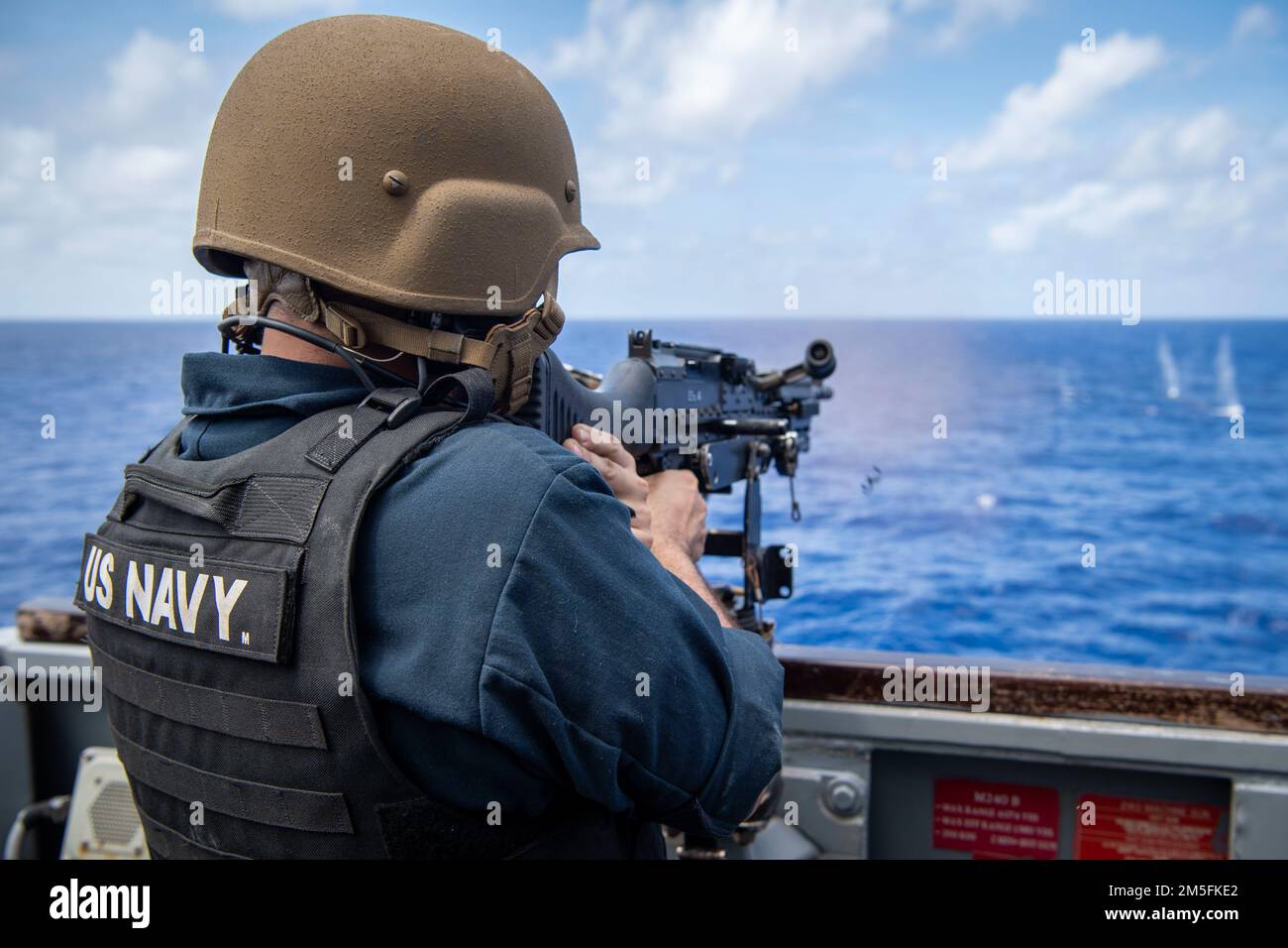 MER DES PHILIPPINES (13 mars 2022) le compagnon de Gunner classe 2nd Christian Martinez, de New York, tire la mitrailleuse de 7,62 mm de l’aile de pont du destroyer de missiles guidés de la classe Arleigh Burke USS Dewey (DDG 105) Au cours d'un exercice d'incendie direct, tout en effectuant des opérations de routine en cours dans la zone de responsabilité de la flotte américaine 7th. Dewey est affecté au Destroyer Squadron (DESRON) 15 et est en cours de soutien à un Indo-Pacific libre et ouvert. CTF 71/DESRON 15 est la plus importante force de surface déployée par la Marine et la principale force de surface de la flotte américaine 7th. Banque D'Images
