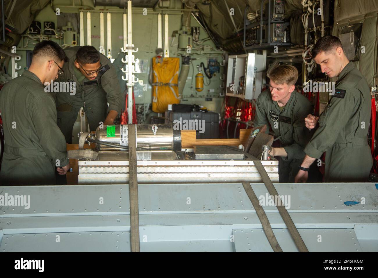 ÉTATS-UNIS Marines avec Marine Aerial Refueler transport Squadron 352, Marine Aircraft Group 11, 3rd Marine Aircraft Wing (MAW) préparer un KC-130J Super Hercules for armes and Tactics instructeurs course (WTI) sur Marine corps Air Station Miramar, Californie, 14 mars 2022. Le WTI est un événement de formation de sept semaines qui a lieu tous les deux ans, auquel participe 3rd MAW, et qui fournit une formation tactique avancée normalisée et une certification des qualifications d'instructeur d'unité pour soutenir la formation et la préparation à l'aviation maritime, et aide à développer et à employer des armes et tactiques d'aviation. Banque D'Images