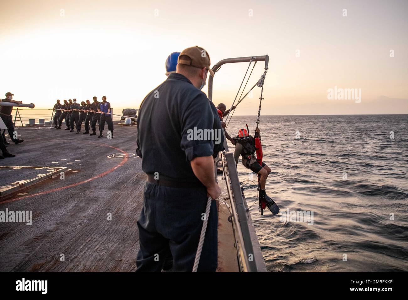 220313-N-HD110-1321 OCÉAN PACIFIQUE - (13 mars 2022) -- Spécialiste culinaire 1st classe José Gomez, nageur de secours affecté au navire de combat littoral Freedom-variant USS Milwaukee (LCS 5), est sorti de l'eau lors d'un exercice de recherche et sauvetage (SAR), 13 mars 2022. Milwaukee est déployée dans la zone d’opérations de la flotte américaine 4th pour appuyer la mission de la Force opérationnelle interagences conjointe Sud, qui comprend des missions de lutte contre le trafic de drogues illicites dans les Caraïbes et le Pacifique oriental. Banque D'Images