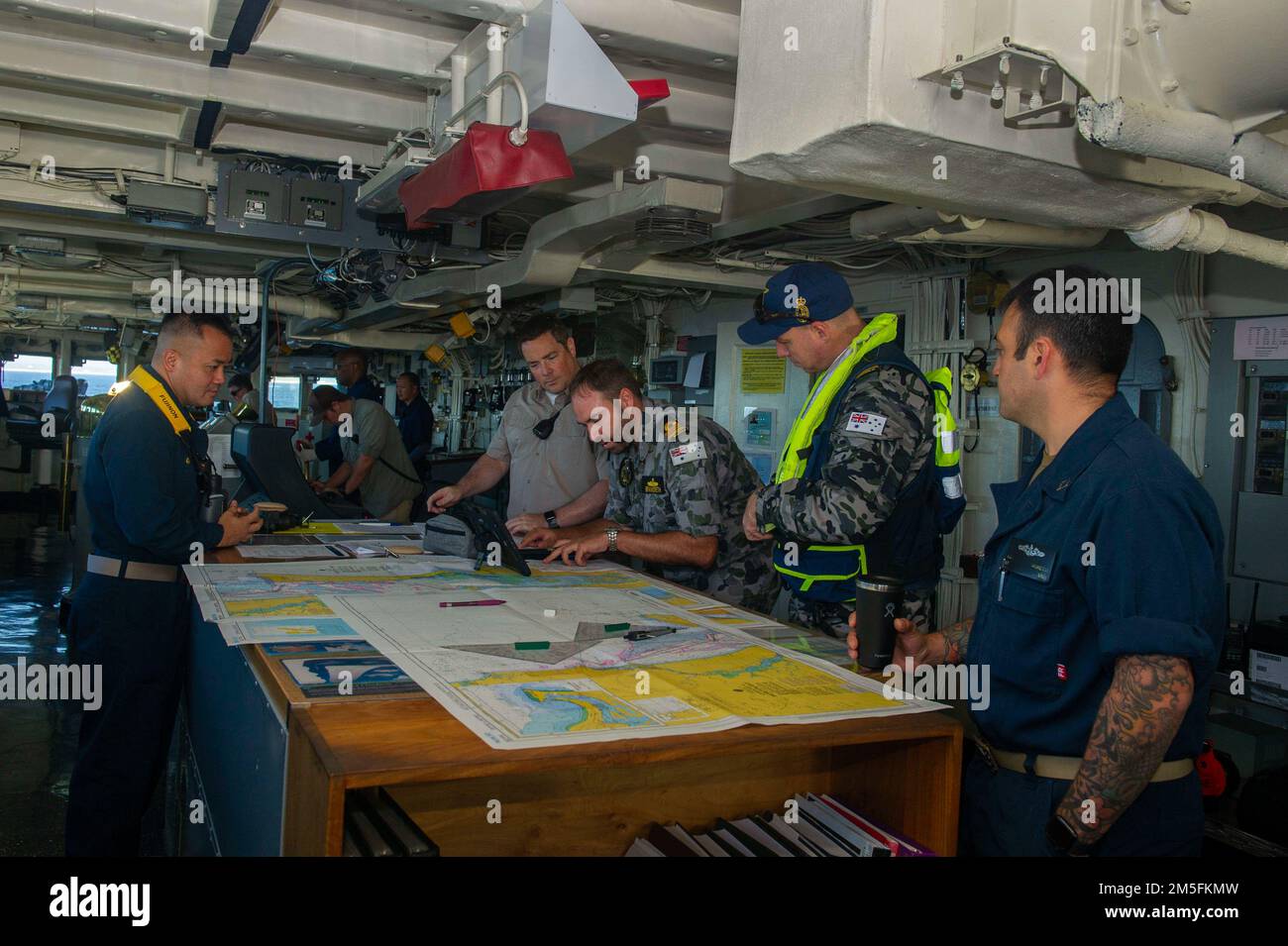 BRISBANE, Australie (14 mars 2022) – des membres de la Marine royale australienne ont présenté un mémoire au capitaine Al Alarcon, commandant de l'émory S. Land-class sous-marin USS Frank Cable (AS 40), alors que le navire transite à Brisbane, en Australie, au 14 mars. Frank Cable est actuellement en patrouille pour la maintenance et la logistique des expéditions à l'appui de la sécurité nationale dans la zone d'opérations de la flotte américaine 7th. Banque D'Images