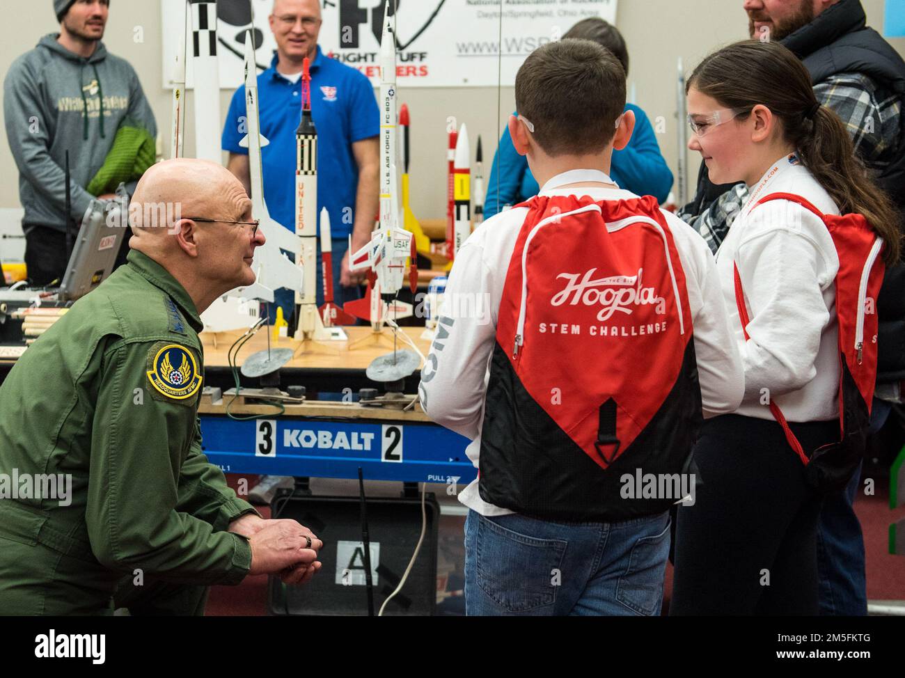 Le général Arnold W. Bunch, Jr., commandant du commandement du matériel de la Force aérienne, parle aux enfants pendant le défi Big Hoopla STEM, à 13 mars 2022, au Dayton Convention Centre, en Ohio. L'objectif de l'événement était de lier l'excitation du basket-ball universitaire et la puissance de l'éducation STEM. Banque D'Images