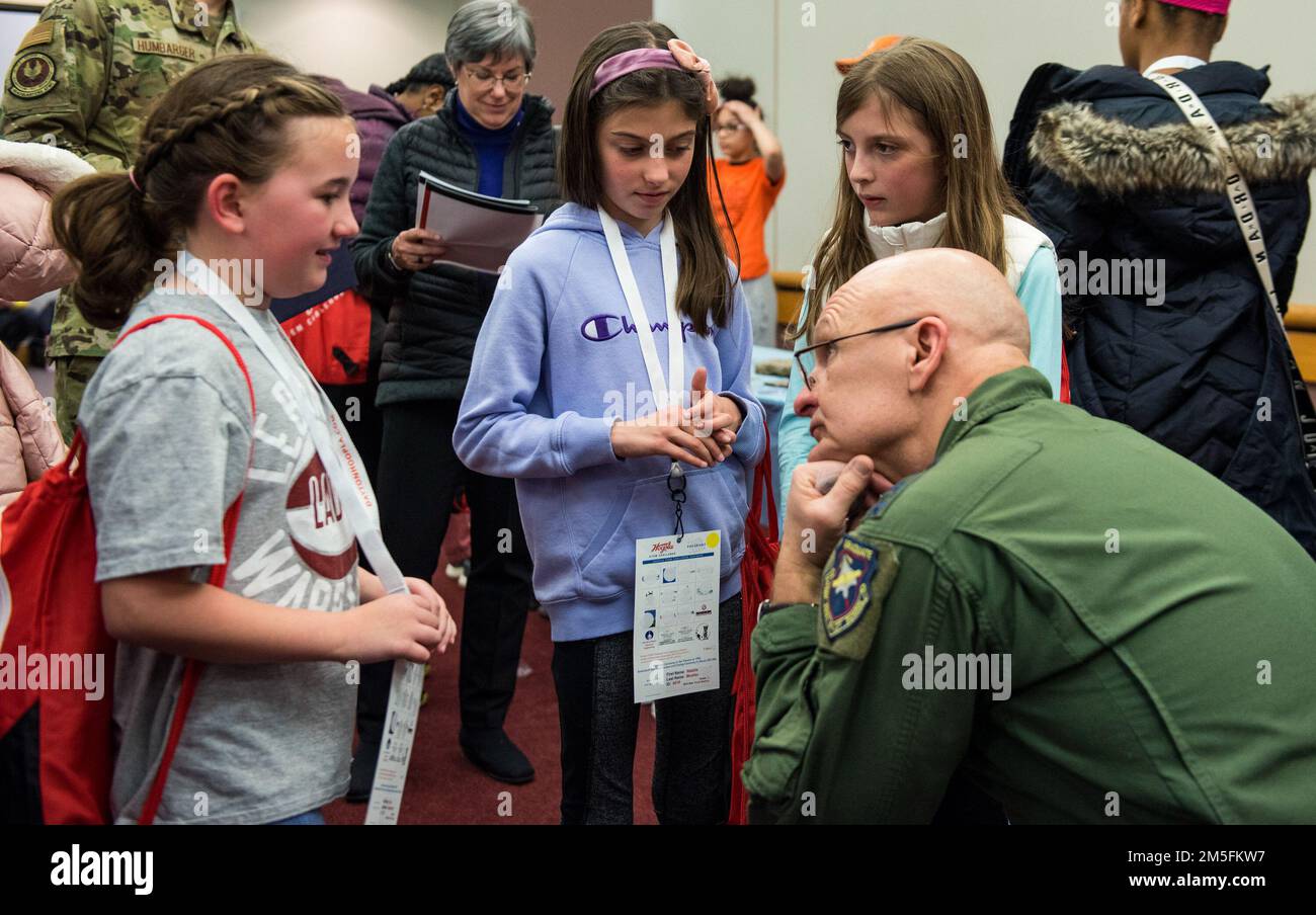 Le général Arnold W. Bunch, Jr., commandant du Commandement du matériel de la Force aérienne, écoute attentivement un groupe de filles lors du défi Big Hoopla STEM, à 13 mars 2022, au Centre des congrès de Dayton, en Ohio. L'objectif de l'événement était de lier l'excitation du basket-ball universitaire et la puissance de l'éducation STEM. Banque D'Images