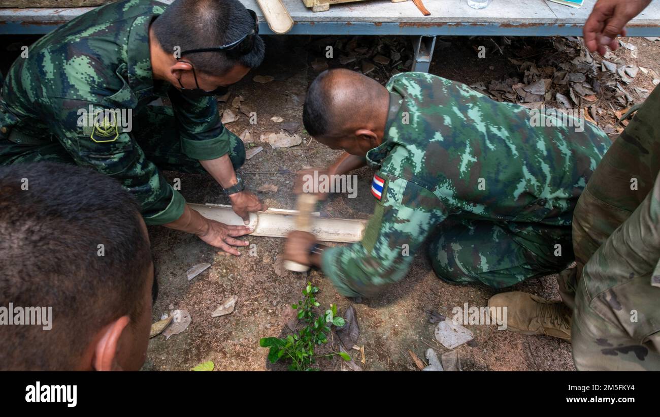 Les soldats de l'armée royale thaïlandaise utilisent les compétences montrées pour commencer un feu en utilisant seulement le bambou pendant un cours de survie de la jungle, Mar. 13, 2022, fort Thanarat, Thaïlande. La survie dans la jungle est un domaine où les soldats américains stationnés à Hawaï et les forces de l'armée royale thaïlandaise se sont réunies pour partager des pratiques afin de mieux se préparer aux opérations futures. Banque D'Images