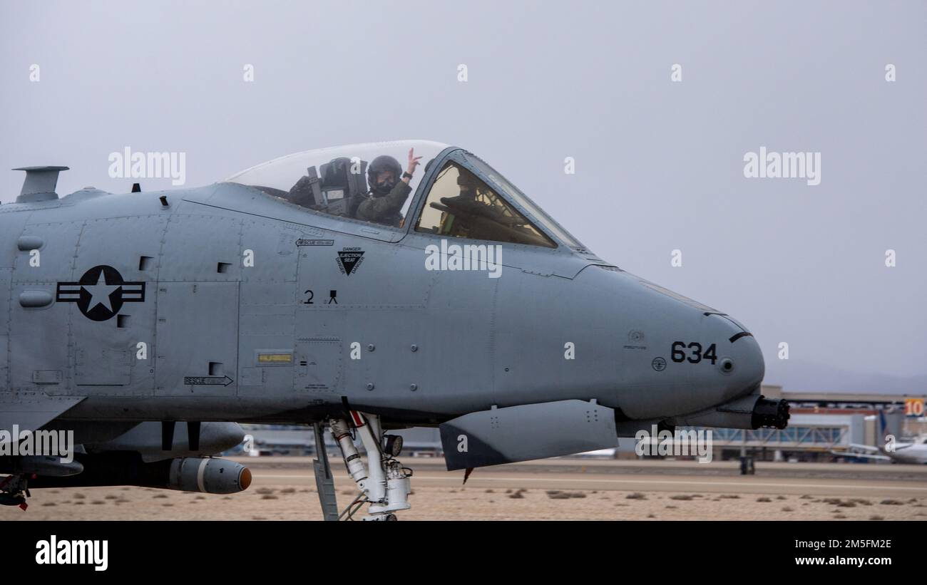 Un pilote du 190th Escadron de chasseurs de la Garde aérienne nationale de l’Idaho fait un pas en taxi jusqu’au bloc d’armement et de désarmement de Gowen Field, Boise, Idaho, 13 mars 2022. L'avion effectuait des vols d'entraînement dans les chaînes situées au sud de la base aérienne de Mountain Home. Banque D'Images