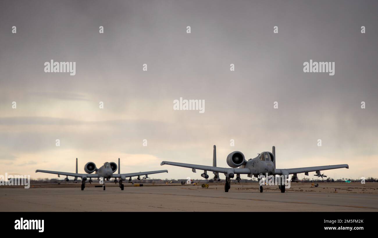 Deux A-10 Thunderbolt IIS, de la 124th Fighter Wing de la Garde nationale aérienne de l’Idaho, taxi jusqu’à l’arm et désarm PAD à Gowen Field, Boise, Idaho, 13 mars 2022. L'avion effectuait des vols d'entraînement dans les chaînes situées au sud de la base aérienne de Mountain Home. Banque D'Images