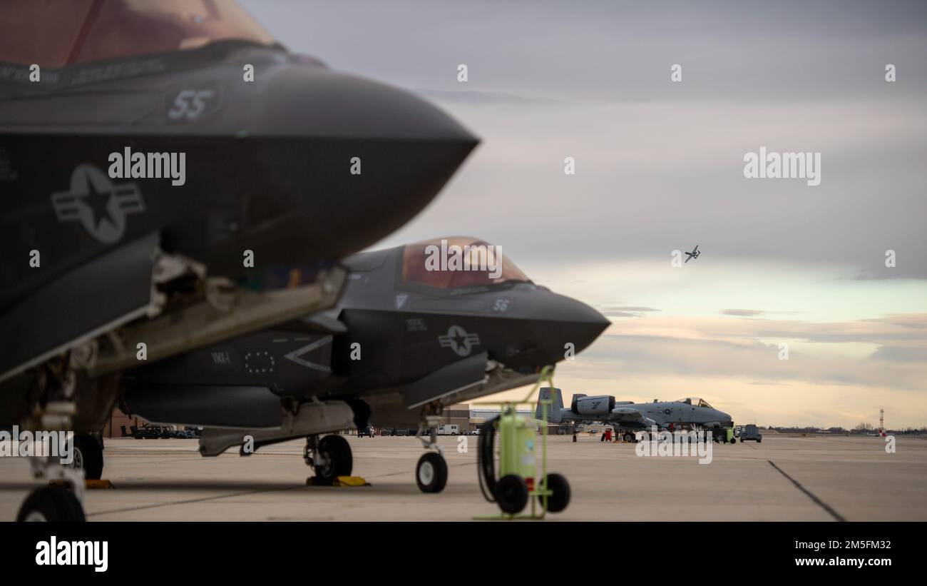 Un Thunderbolt II A-10, de la 124th aile de la Garde aérienne nationale de l’Idaho, départ de Gowen Field, Boise, Idaho, 13 mars 2022. L'avion volait pour effectuer des vols d'entraînement dans les chaînes situées au sud de la base aérienne de Mountain Home. Banque D'Images