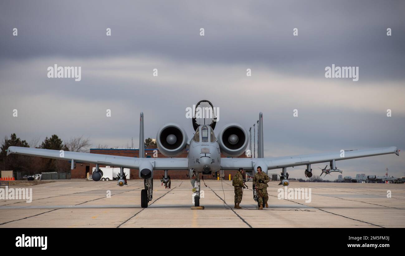 Les chefs d'équipage, avec l'escadron de maintenance des aéronefs 124th, préparent un Thunderbolt II A-10 de l'aile Fighter 124th pour les opérations de ravitaillement en fosse à chaud à Gowen Field, Boise, Idaho, 13 mars 2022. L'avion était ravitaillé dans le cadre de la formation pendant la fin de semaine des exercices de mars. Banque D'Images