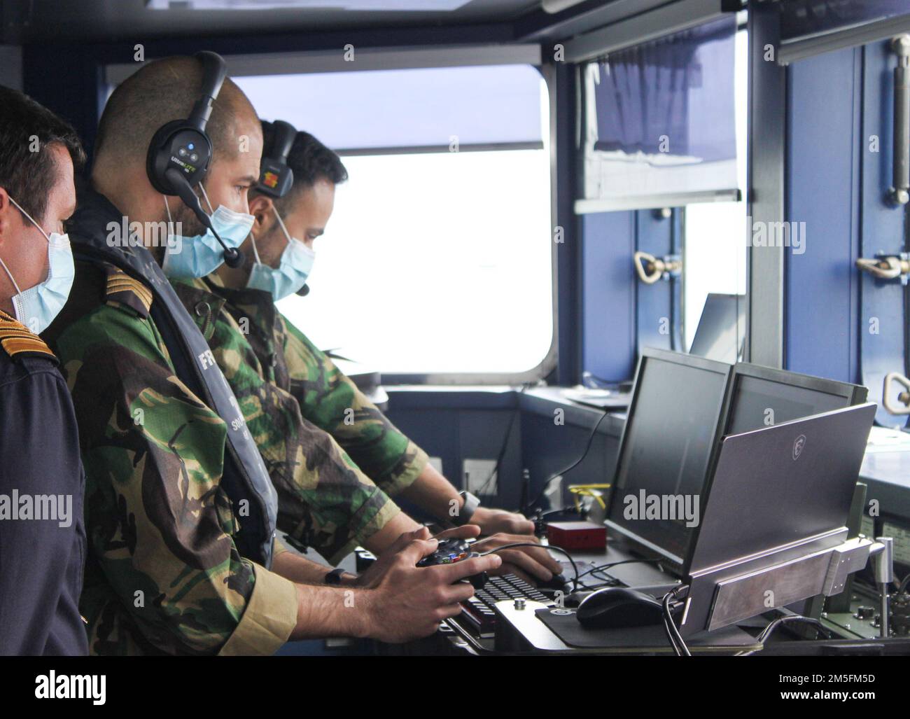 MER MÉDITERRANÉE (13 mars 2022) les membres du détachement de véhicule aérien sans pilote de l'escadron d'hélicoptères de la marine portugaise (UAV) exploitent un UAV à partir du pont de la marine portugaise (NRP Viana do Castelo Portuguese) dans le cadre des opérations de l'OTAN axées sur l'opération Sea Guardian (OSG) dans la mer Méditerranée (13 mars 2022). L'OSG est une opération permanente de sécurité maritime dans les eaux internationales de la mer Méditerranée qui a trois tâches principales : la sensibilisation à la situation maritime, le contre-terrorisme et le renforcement des capacités régionales. Photo de l'OTAN. Banque D'Images