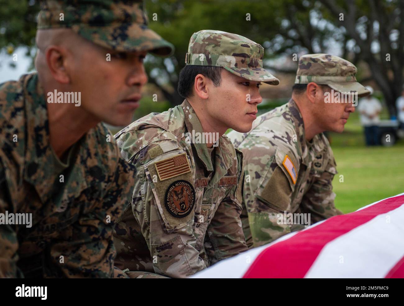 Les membres de la Défense POW/MIA Accounting Agency (DPAA) se préparent à soulever un cercueil lors d'une cérémonie de dissolution au Cimetière commémoratif national du Pacifique à Honolulu, Hawaï, 14 mars 2022. Les membres de la DPAA ont désintégré huit cercueils dans le cadre des efforts de l’agence pour identifier les membres inconnus du service perdu pendant la Seconde Guerre mondiale La mission de la DPAA est de réaliser la comptabilité la plus complète possible pour le personnel des États-Unis manquant et non comptabilisé auprès de leur famille et de notre nation. Banque D'Images