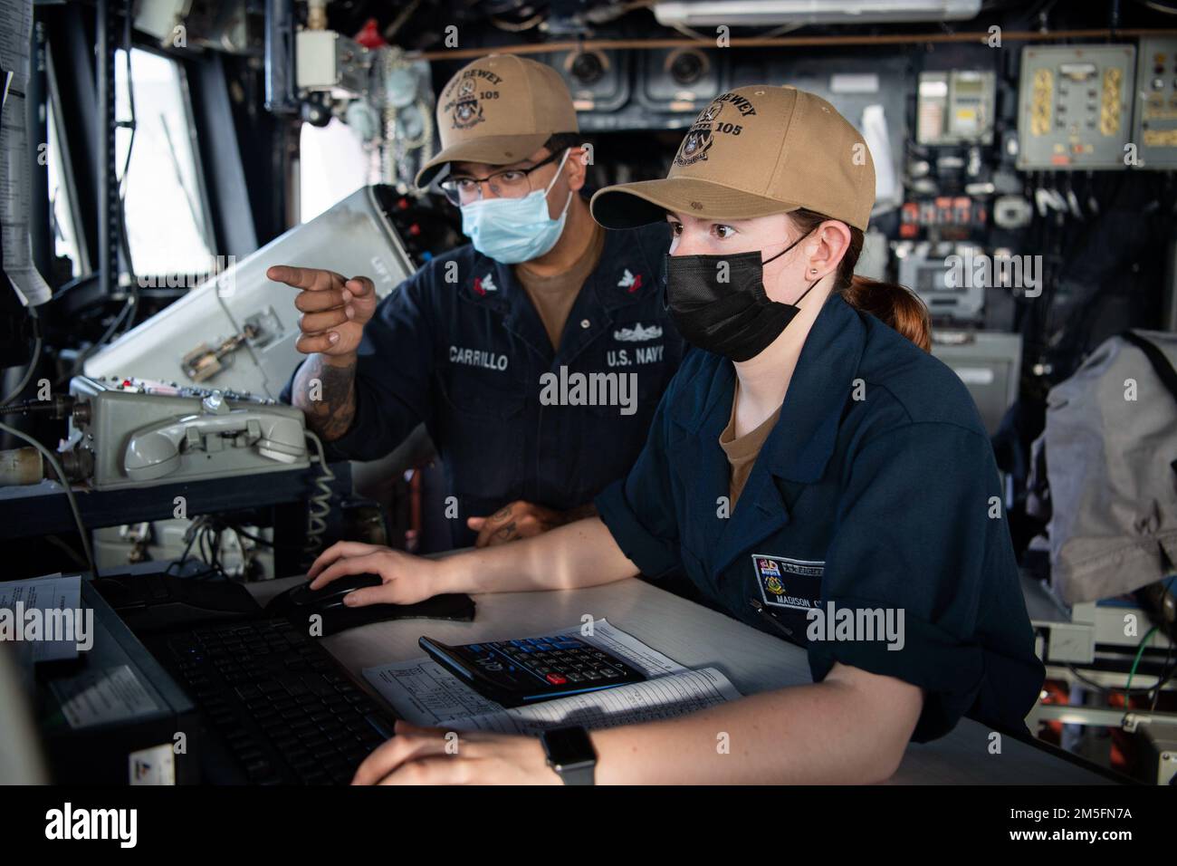 MER DES PHILIPPINES (14 mars 2022) Quartermaster 2nd classe Gabriel Carrillo, à gauche, de Corpus Christi, Texas, donne une formation en rondins de pont à Madison Craig, de Hickory Creek, Texas, sur le pont à bord de l'USS Dewey (DDG 105), destroyer à missiles guidés de la classe Arleigh Burke Tout en effectuant des opérations de routine en cours dans la zone de responsabilité de la flotte américaine 7th. Dewey est affecté au Destroyer Squadron (DESRON) 15 et est en cours de soutien à un Indo-Pacific libre et ouvert. CTF 71/DESRON 15 est le plus important DESRON déployé à l’avant de la Marine et le principal de la flotte américaine 7th Banque D'Images