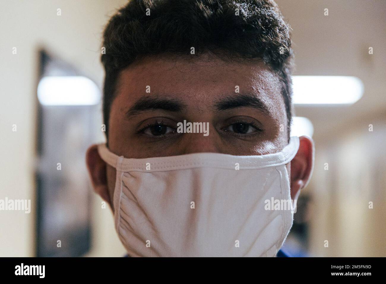 ÉTATS-UNIS Aaron Delatorre, recrue du corps maritime, avec Charlie Company, 1st recrute Training Battalion, arrive au dépôt de recrutement du corps maritime de San Diego, 14 mars 2022. Une fois que les recrues sont vérifiées pour les articles interdits, elles font un appel téléphonique, reçoivent des coupes de cheveux et reçoivent leur équipement. Delatorre a été recruté à partir de Corona Calif. Avec Recruiting Station San Diego. Banque D'Images