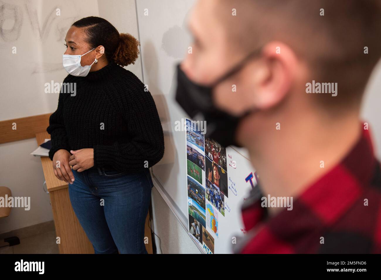 L'ancien Airman Gabrielle Winn (à gauche) et l'ancien Airman Nathaniel Gall, des étudiants de l'école de leadership Airman de la base aérienne d'Incirlik, font des présentations lors d'une visite au site de l'Association américaine turque à Adana, Turquie, 14 mars 2022. La visite a été l'occasion d'améliorer les relations entre le personnel d'Incirlik AB et la communauté locale en facilitant les conversations entre les étudiants de la SLA, les bénévoles de la base et les étudiants de l'AAT. Le TAA vise à fournir des services d'enseignement des langues en phase avec les besoins d'enseignement des langues étrangères à l'ère de l'information en enseignant l'anglais depuis sa création Banque D'Images