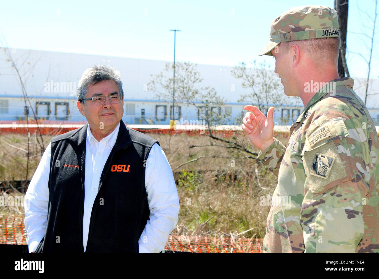 Jaime Pinkham (à gauche), sous-secrétaire adjoint principal de l’Armée de terre pour les travaux civils, s’entretient avec le lieutenant-colonel Andrew Johannes, commandant du district de Charleston de l’USACE, lors d’une visite à Charleston pour rencontrer l’équipe du district et voir par elle-même comment certains des projets les plus importants du district contribuent aux développement économique des états et du gouvernement fédéral. Banque D'Images