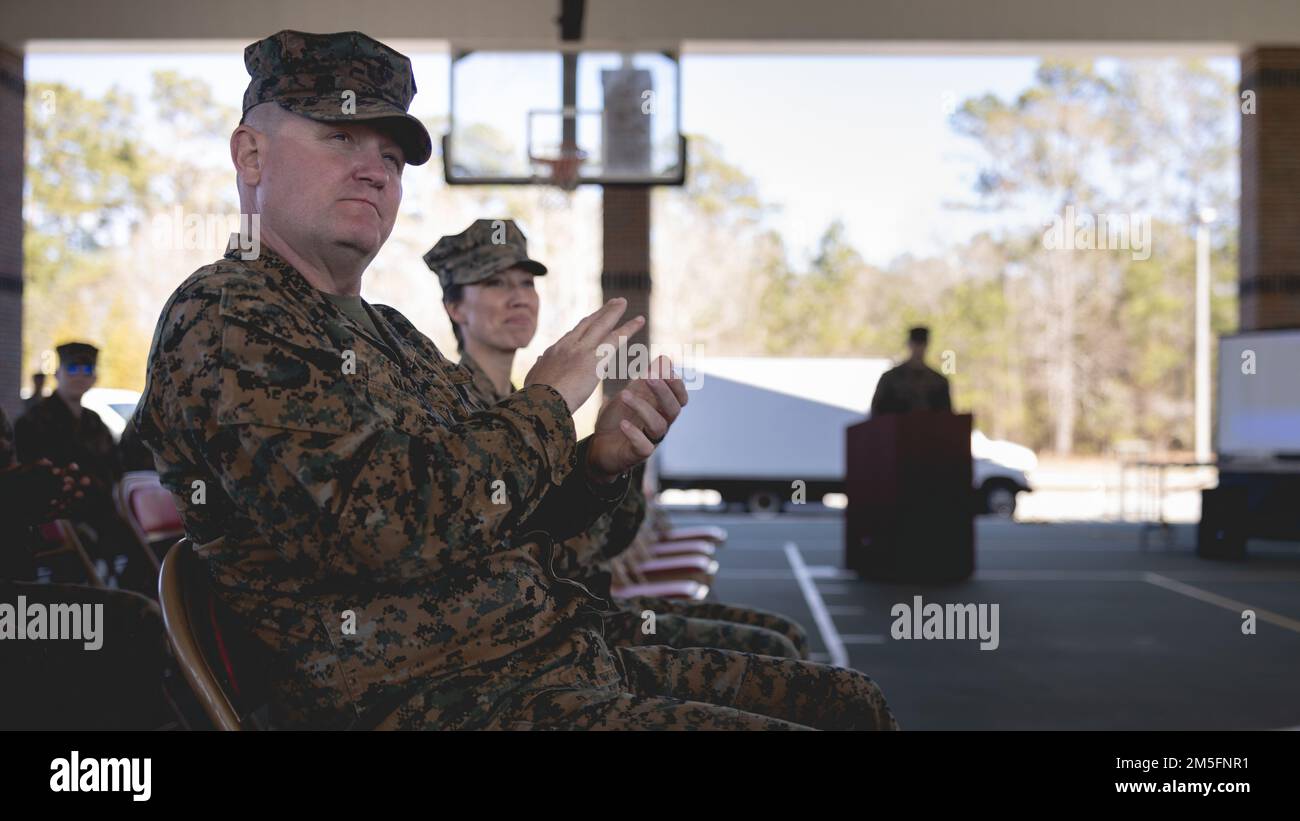 ÉTATS-UNIS Le sergent du corps de marine, le major Daniel J. Warren, sergent avec le régiment du guerrier blessé, à la base du corps de marine (MCB), Quantico, en Virginie, applaudit les récipiendaires des prix lors de la cérémonie de clôture des essais du corps de Marine du bataillon du guerrier blessé de 2022 sur le camp du MCB Lejeune, en Caroline du Nord, au 14 mars 2022. Le Marine corps Trials est une compétition sportive adaptative annuelle qui promeut un esprit de guerrier compétitif, construit la camaraderie et fournit un lieu pour sélectionner des participants pour les Jeux de guerrier du DoD 2022. Banque D'Images