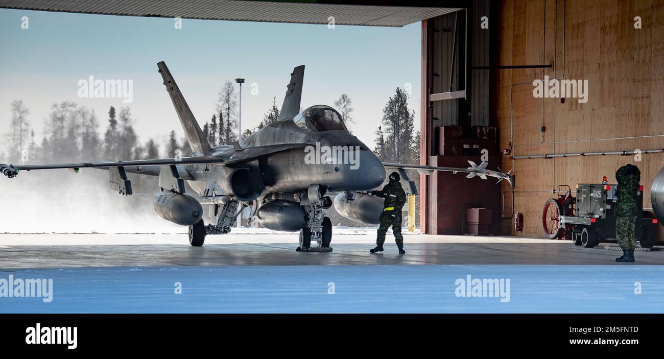 Les chasseurs CF-18 de la Force aérienne royale du Canada arrivent à l'aéroport de Yellowknife, à 14 mars 2022, pour l'opération Noble Defender du NORAD. L'opération NOBLE DEFENDER 22-2 du NORAD est une opération de défense aérienne qui s'étend de 14 mars à 17, 2022, impliquant divers aéronefs militaires de la Royal Canadian Air Force (ARC) et de la United States Air Force. Le personnel et les aéronefs sont basés à la station des Forces canadiennes Alert, Nunavut; Whitehorse, Yukon; Yellowknife, Territoires du Nord-Ouest; et la 5 e Escadre Goose Bay (Terre-Neuve-et-Labrador). Banque D'Images