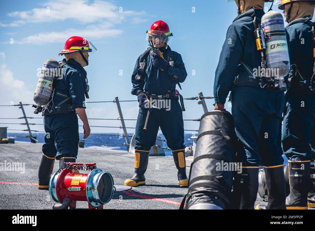 220314-N-GF955-1072 MER DES CARAÏBES - (14 mars 2022) -- les marins affectés au navire de combat littoral à variante liberté USS Billings (LCS 15) se préparent à installer un fumeur tout en répondant à une victime simulée lors d'un exercice majeur de conflagration, 14 mars 2022. Billings est déployé dans la zone d’opérations de la flotte américaine 4th afin d’appuyer la mission de la Force opérationnelle interagences conjointe Sud, qui comprend des missions de lutte contre le trafic de drogues illicites dans les Caraïbes et le Pacifique oriental. Banque D'Images