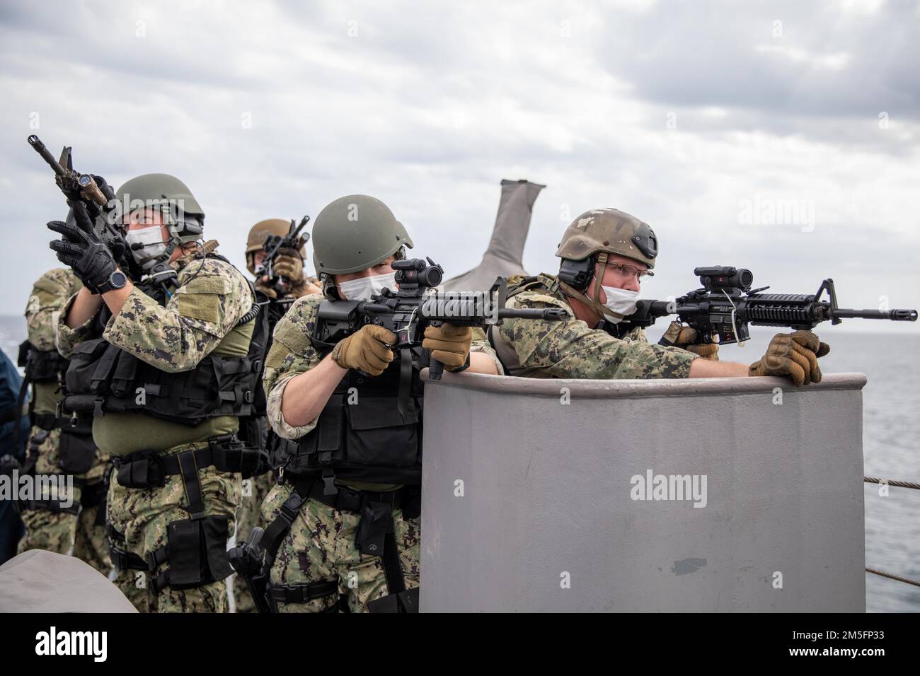 220314-N-HD110-1030 OCÉAN PACIFIQUE - (14 mars 2022) -- des marins effectuent une visite, un conseil, une fouille et une saisie (VBSS) à bord du navire de combat littoral Freedom-variant USS Milwaukee (LCS 5), 14 mars 2022. Milwaukee est déployée dans la zone d’opérations de la flotte américaine 4th pour appuyer la mission de la Force opérationnelle interagences conjointe Sud, qui comprend des missions de lutte contre le trafic de drogues illicites dans les Caraïbes et le Pacifique oriental. Banque D'Images