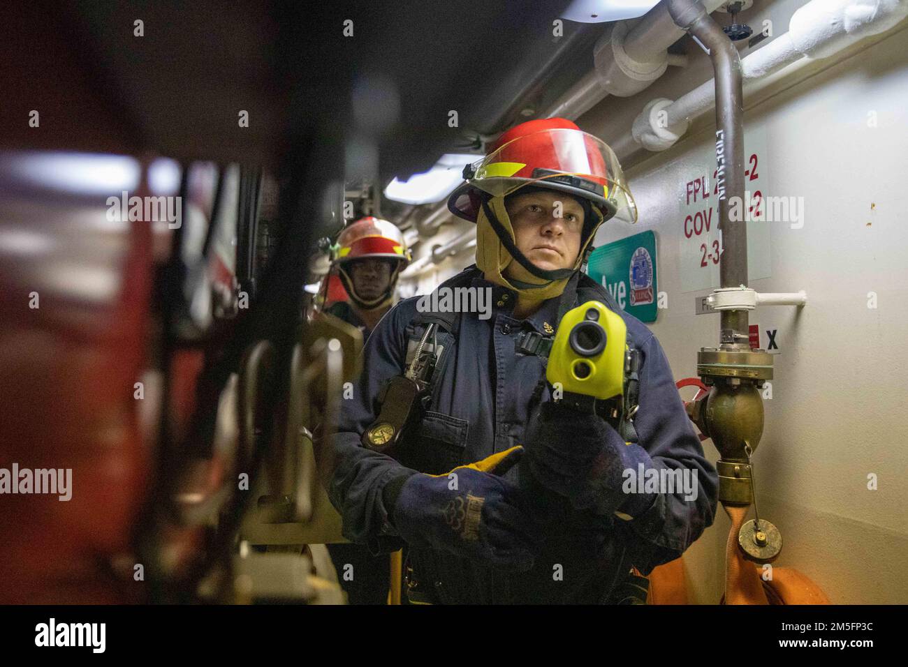 220314-N-GF955-1039 MER DES CARAÏBES - (14 mars 2022) -- les marins affectés au navire de combat littoral variant selon la liberté USS Billings (LCS 15) réagissent à une victime simulée lors d'un exercice majeur de conflagration, 14 mars 2022. Billings est déployé dans la zone d’opérations de la flotte américaine 4th afin d’appuyer la mission de la Force opérationnelle interagences conjointe Sud, qui comprend des missions de lutte contre le trafic de drogues illicites dans les Caraïbes et le Pacifique oriental. Banque D'Images
