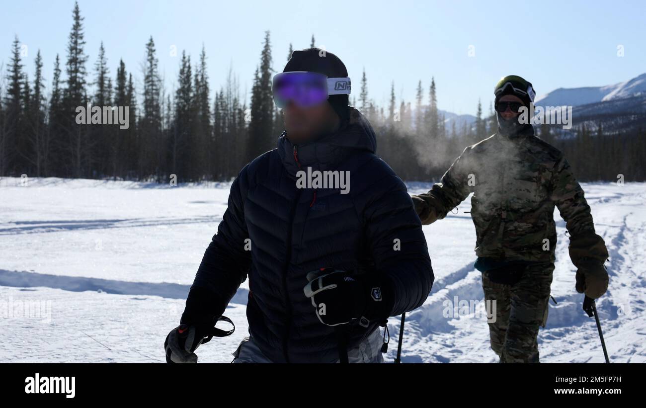 Des bérets verts affectés au 10th Groupe des forces spéciales (aéroporté) dédéplacent d'une zone d'atterrissage d'hélicoptère au cours de l'exercice ARCTIC EDGE 2022 à Wiseman, en Alaska, en 14 mars 2022. AE22 est un exercice biennal multi-services conçu pour offrir une formation réaliste et efficace aux participants utilisant les principaux sites de formation disponibles dans l'Alaska 28 février – 17 mars. Banque D'Images