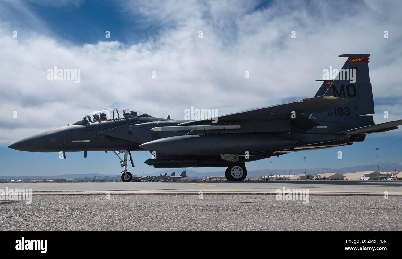 Un aigle de grève F-15E affecté à l'aile de combat 366th, base aérienne de Mountain Home, Idaho, taxi sur la piste avant une mission Red Flag-Nellis 22-2 à la base aérienne de Nellis, Nevada, 14 mars 2022. Les participants mènent une variété de scénarios, y compris le contre-air défensif, la suppression de contre-air offensif des défenses aériennes ennemies et l'interdiction de contre-air offensif. Banque D'Images