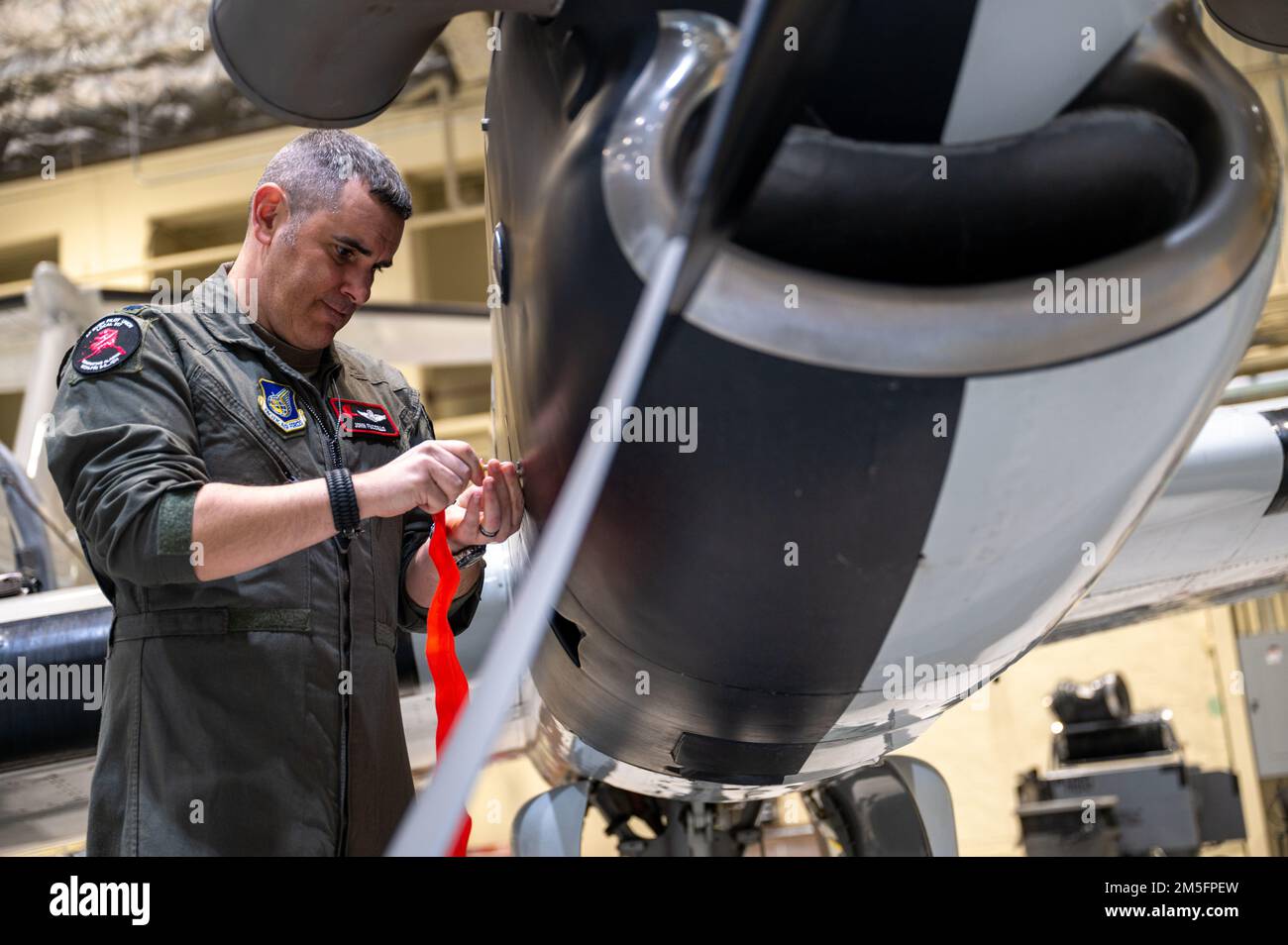 ÉTATS-UNIS Le lieutenant-colonel John Fucillo de la Force aérienne, le directeur des opérations de l'escadron de transport aérien 517th de la Direction Huron C-12F, effectue des vérifications avant le vol avant une sortie d'entraînement, 14 mars 2022, à la base conjointe Elmendorf-Richardson, en Alaska. L'avion est équipé d'un radar météorologique, d'un pilote automatique, d'un système de navigation aérienne tactique (TACAN) et de radios haute fréquence, très haute fréquence et ultra haute fréquence pour une sécurité accrue et des capacités opérationnelles. Banque D'Images