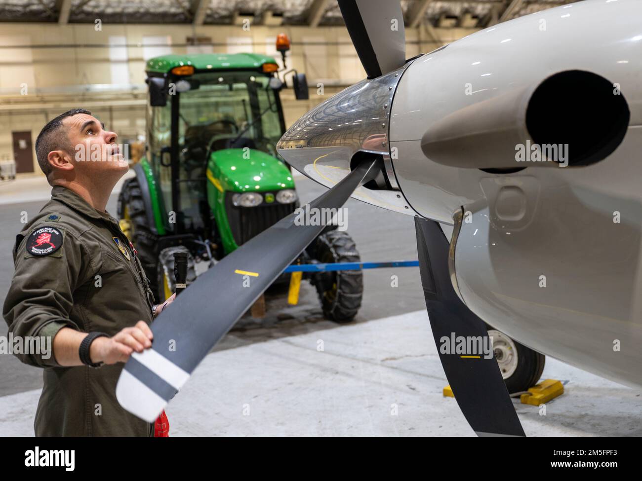 ÉTATS-UNIS Le lieutenant-colonel John Fucillo de la Force aérienne, le directeur des opérations de l'escadron de transport aérien 517th de la Direction Huron C-12F, effectue des vérifications avant le vol avant une sortie d'entraînement, 14 mars 2022, à la base conjointe Elmendorf-Richardson, en Alaska. L'avion est équipé d'un radar météorologique, d'un pilote automatique, d'un système de navigation aérienne tactique (TACAN) et de radios haute fréquence, très haute fréquence et ultra haute fréquence pour une sécurité accrue et des capacités opérationnelles. Banque D'Images