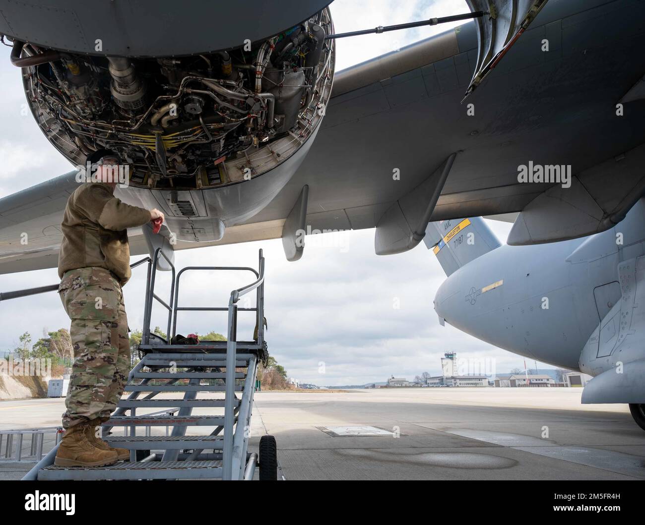 Senior Airman Tanner Flemlee, compagnon de propulsion aérospatiale du 721st Escadron de maintenance des aéronefs, effectue une inspection de forte consommation de pétrole sur un C-17 à la base aérienne de Ramstein, en Allemagne, le 14 mars 2022. En tant qu'un des dix escadrons de l'escadre des opérations de mobilité aérienne de 521st, le 721st AMM est la plus grande capacité d'entretien en route du Commandement de la mobilité aérienne et est essentiel pour faire progresser la mobilité mondiale rapide. Banque D'Images