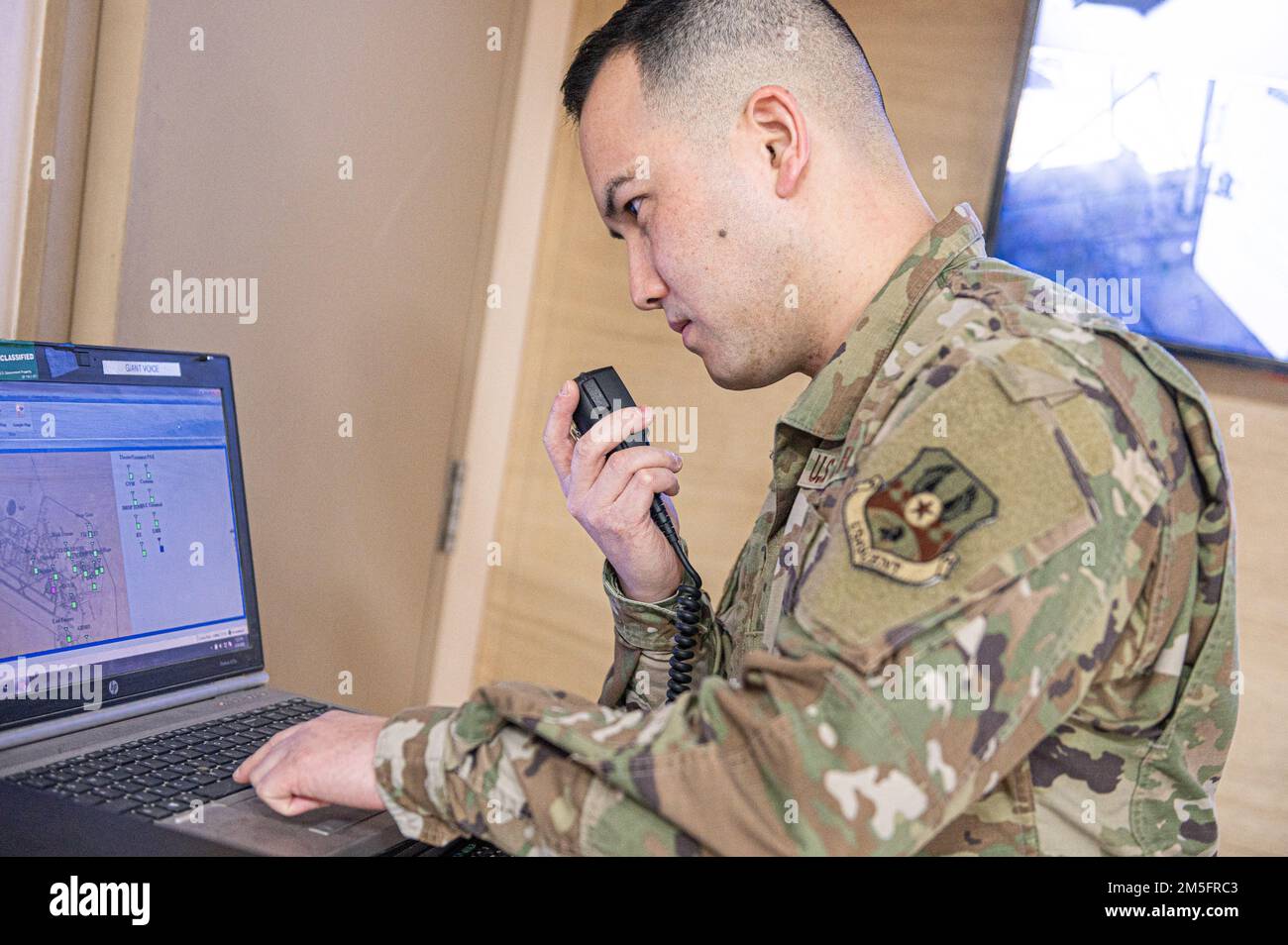 ÉTATS-UNIS Tech. De la Force aérienne Le Sgt Daniel Sou, officier non commandant en charge des systèmes, affecté au poste de commandement de l'escadre expéditionnaire aérien de 386th, active le système d'alerte de la base à la base aérienne Ali Al Salem, au Koweït (31 mars 2022). Le centre des opérations de commandement et de contrôle de base est le point de commandement central des opérations de mission. Il incombe aux aviateurs de s’assurer que les opérations et les communications fonctionnent efficacement. Banque D'Images