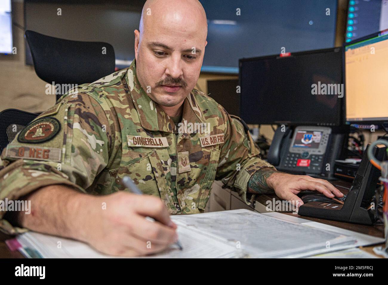 ÉTATS-UNIS Tech. De la Force aérienne Le Sgt Gingerella, officier non commandant en charge des opérations, affecté au poste de commandement de l'escadre expéditionnaire aérienne de 386th, travaille sur une liste de contrôle à la base aérienne Ali Al Salem, au Koweït (31 mars 2022). Le centre des opérations de commandement et de contrôle de base est le point de commandement central des opérations de mission. Il incombe aux aviateurs de s’assurer que les opérations et les communications fonctionnent efficacement. Banque D'Images