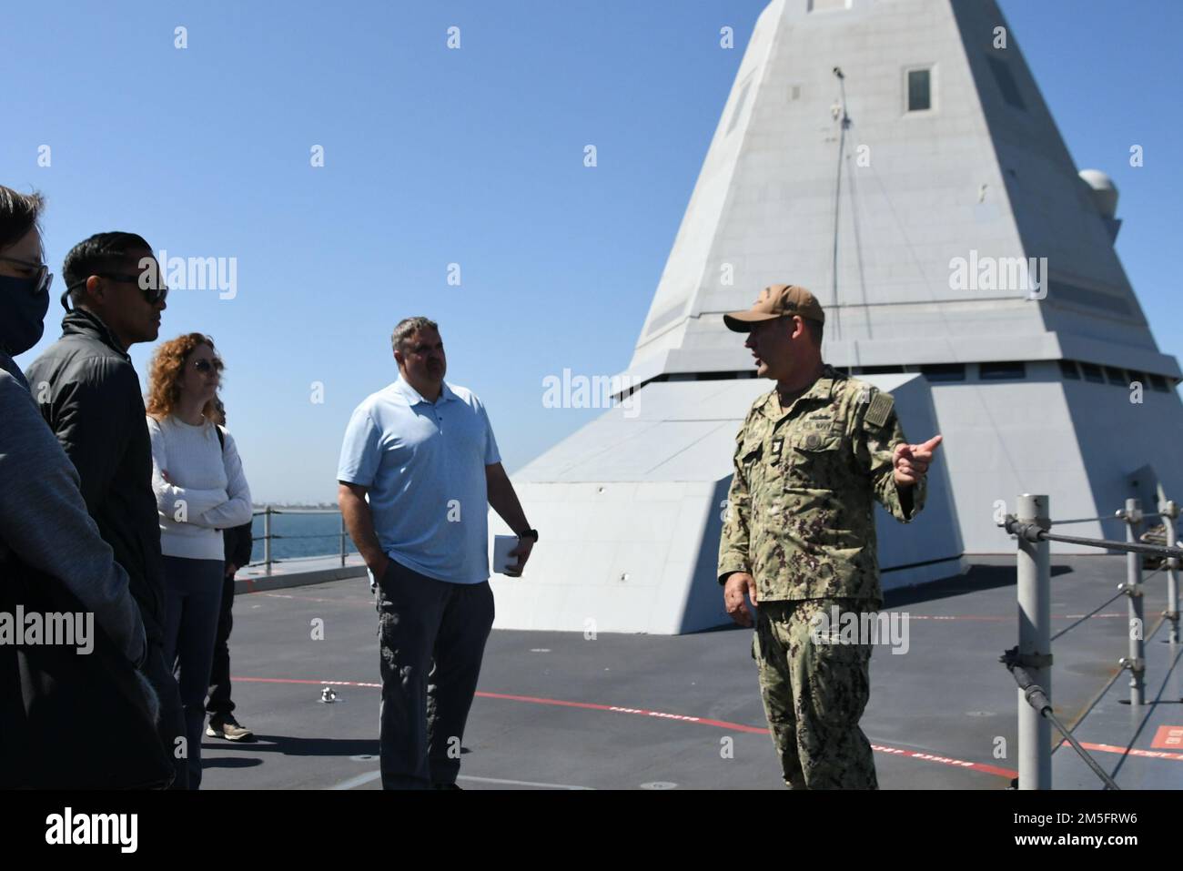 SAN DIEGO - Un groupe d'employés civils de la MCTSSA a visité l'USS Michael Monsoor (DDG 1001) à quai à la base navale de San Diego. Le groupe a bénéficié d’une visite guidée du chef de commandement du navire, Jacob Shafer, sur 14 mars 2022. La visite a été organisée par Luke Scheuller, un vétéran de la Marine, qui a servi avec Shafer il y a plus de dix ans. La plupart des participants à la tournée sont des employés fédéraux plus récents et n’ont pas de service militaire antérieur. Cette expérience d’apprentissage sur le terrain a été un excellent moyen pour les employés d’en apprendre davantage sur la mission de la Marine et de voir de première main comment les marins et les Marines fonctionnent Banque D'Images