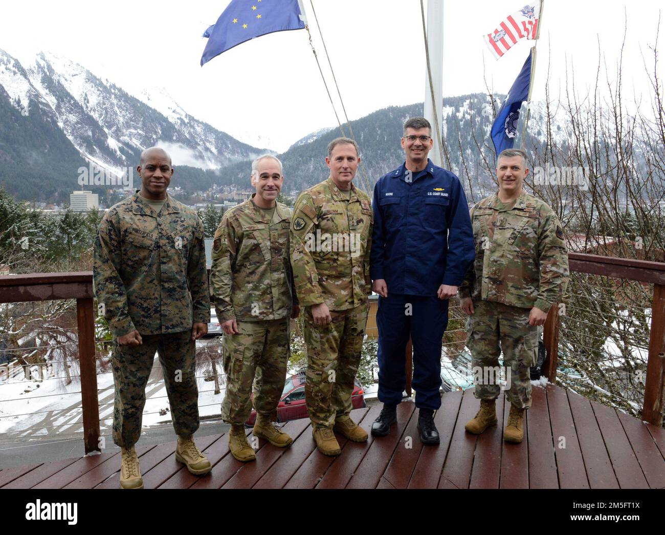 ÉTATS-UNIS Corps marin SgtMaj. James Porterfield, commandant principal, a enrôé le chef du Commandement de la défense aérospatiale de l'Amérique du Nord et du Commandement du Nord des États-Unis Sgt Kristopher Berg, chef de la Force aérienne, onzième chef de commandement de la base aérienne d'Eielson, États-Unis Lieutenant général de la Force aérienne David A. Krumm, commandant des États-Unis Alaskan Command, États-Unis Le sous-ministre adjoint de la Garde côtière, Nathan Moore, commandant du district de la Garde côtière en 17th, et le général de la Garde nationale aérienne de l'Alaska, Torrence Saxe, adjudant général de l'Alaska, se sont réunis aux États-Unis Aire de réception de la Garde côtière à Juneau, Alaska, 15 mars 2022, pendant l'exercice AR Banque D'Images