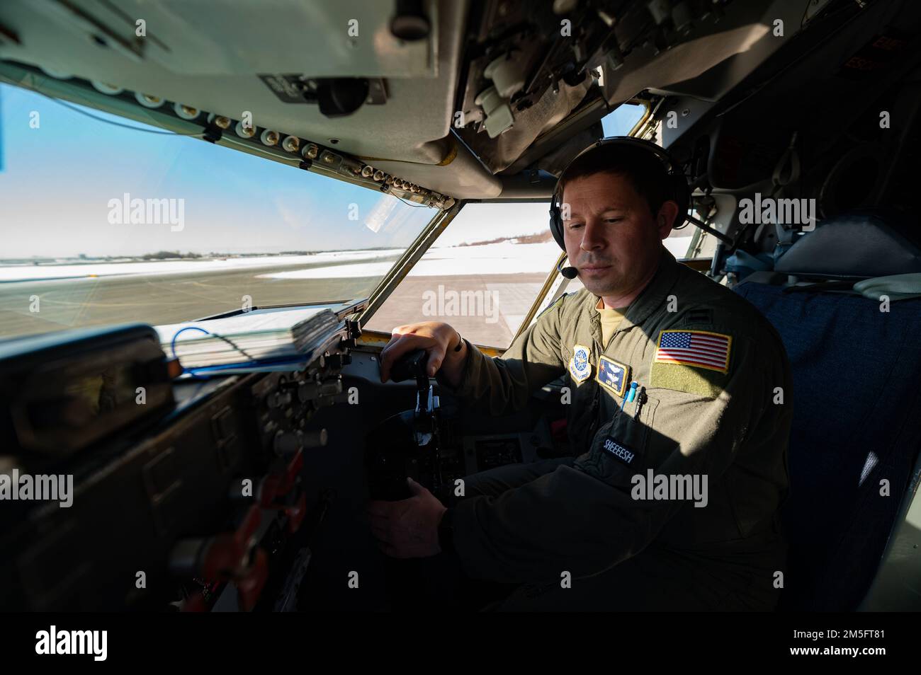 ÉTATS-UNIS Le capitaine de la Force aérienne Andrew Masel, un pilote affecté à l'escadron de ravitaillement en vol 97th, effectue des vérifications avant vol dans un avion KC-135 Stratotanker au cours des États-Unis Exercice de commandement du Nord ARCTIC EDGE 2022, 15 mars 2022. AE22 est un exercice biennal de défense de la patrie conçu pour fournir une formation conjointe de haute qualité et efficace dans des conditions austères par temps froid. AE22 est le plus grand exercice conjoint en Alaska, avec environ 1 000 militaires américains formant aux côtés des membres des Forces armées canadiennes. Banque D'Images