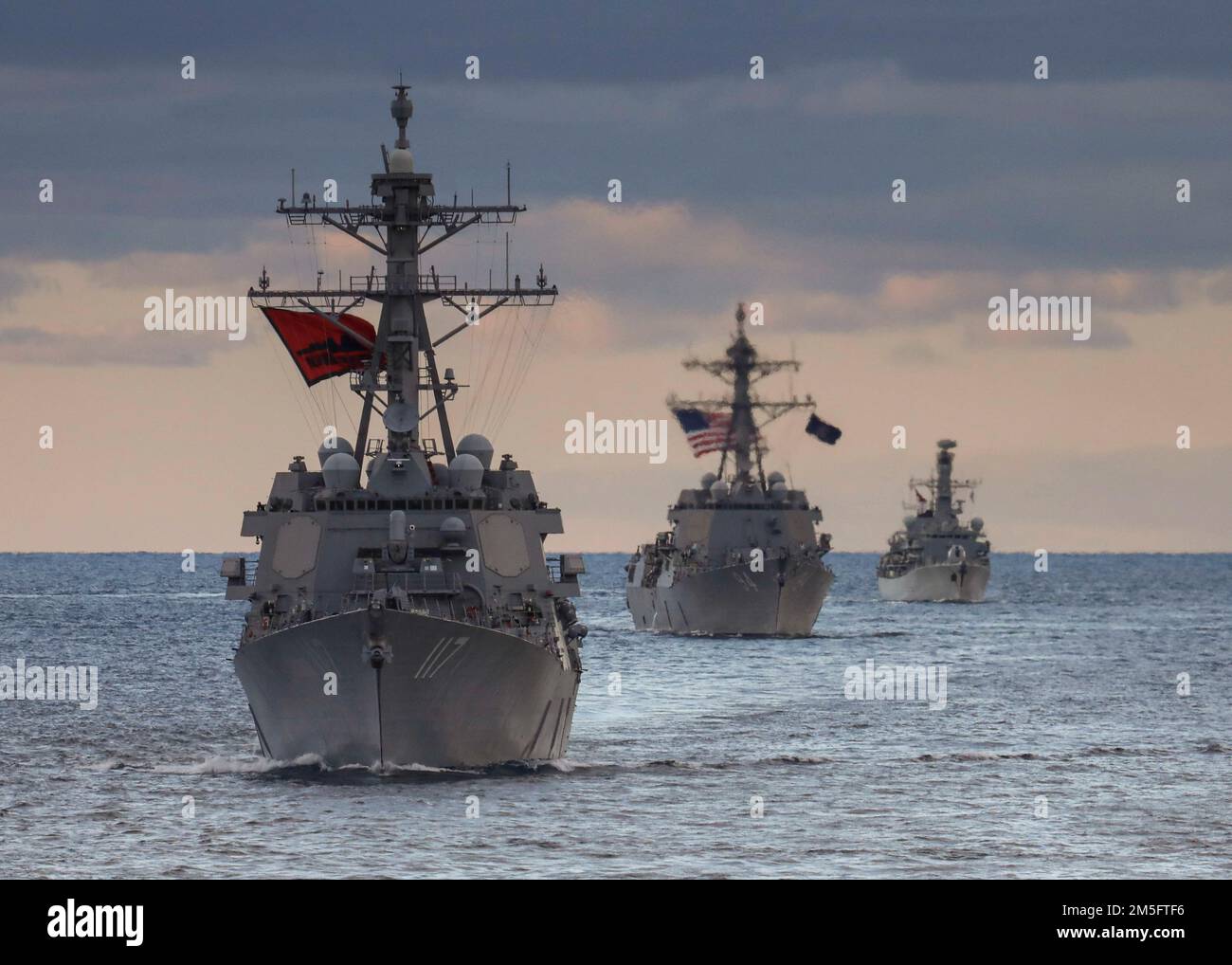 OCÉAN ATLANTIQUE (15 mars 2022) – le destroyer de missiles guidés de la classe Arleigh Burke USS Paul Ignatius (DDG 117), à gauche, le destroyer de missiles guidés de la classe Arleigh Burke USS Nitze (DDG 94), au centre, et la frégate de la Royal Navy HMS Portland (F79), à la vapeur derrière le destroyer de la classe Arleigh Burke USS 15 mars (DDG 78). Le USS porter, déployé à Rota, en Espagne, participe actuellement à l'exercice de la Force opérationnelle dans la zone d'opérations de la flotte américaine 2nd. Le TTEX sert d'exercice de certification pour le déploiement indépendant des navires et est conçu pour tester l'état de préparation de la mission Banque D'Images