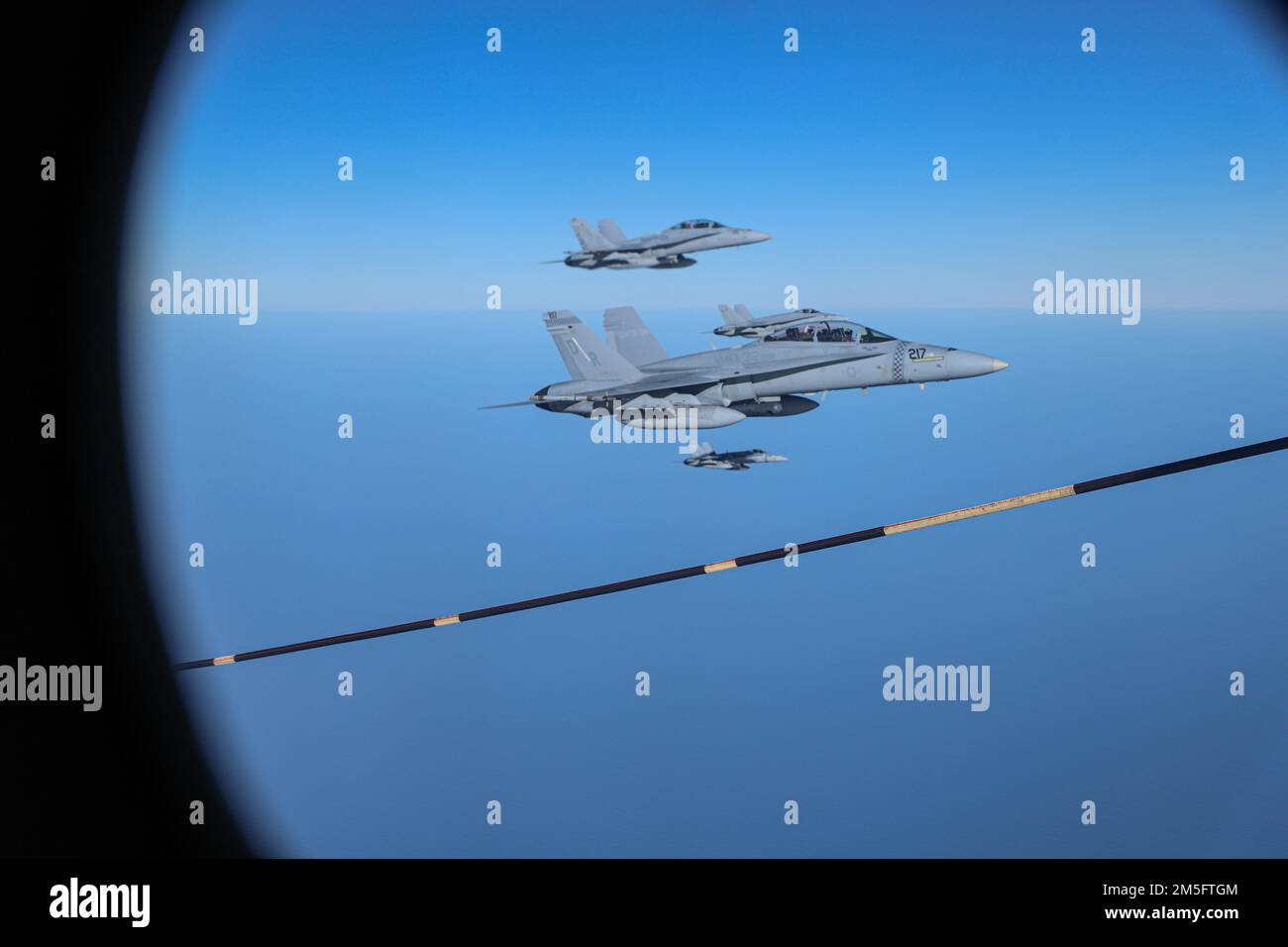 ÉTATS-UNIS Corps maritime F/A-18B les Hornets se préparent au ravitaillement aérien lors de l'exercice Cold Response 2022, Bodø, Norvège, 15 mars 2022. Les F/A-18B Hornets sont affectés à l'escadron d'attaque de chasseurs maritimes 312, 2D, Escadre des aéronefs maritimes, II, corps expéditionnaire maritime. L'exercice Cold Response '22 est un exercice biennal de préparation nationale et de défense norvégien qui a lieu dans toute la Norvège, avec la participation de chacun de ses services militaires, ainsi que de 26 autres nations alliées de l'Organisation du Traité de l'Atlantique Nord et partenaires régionaux. Banque D'Images